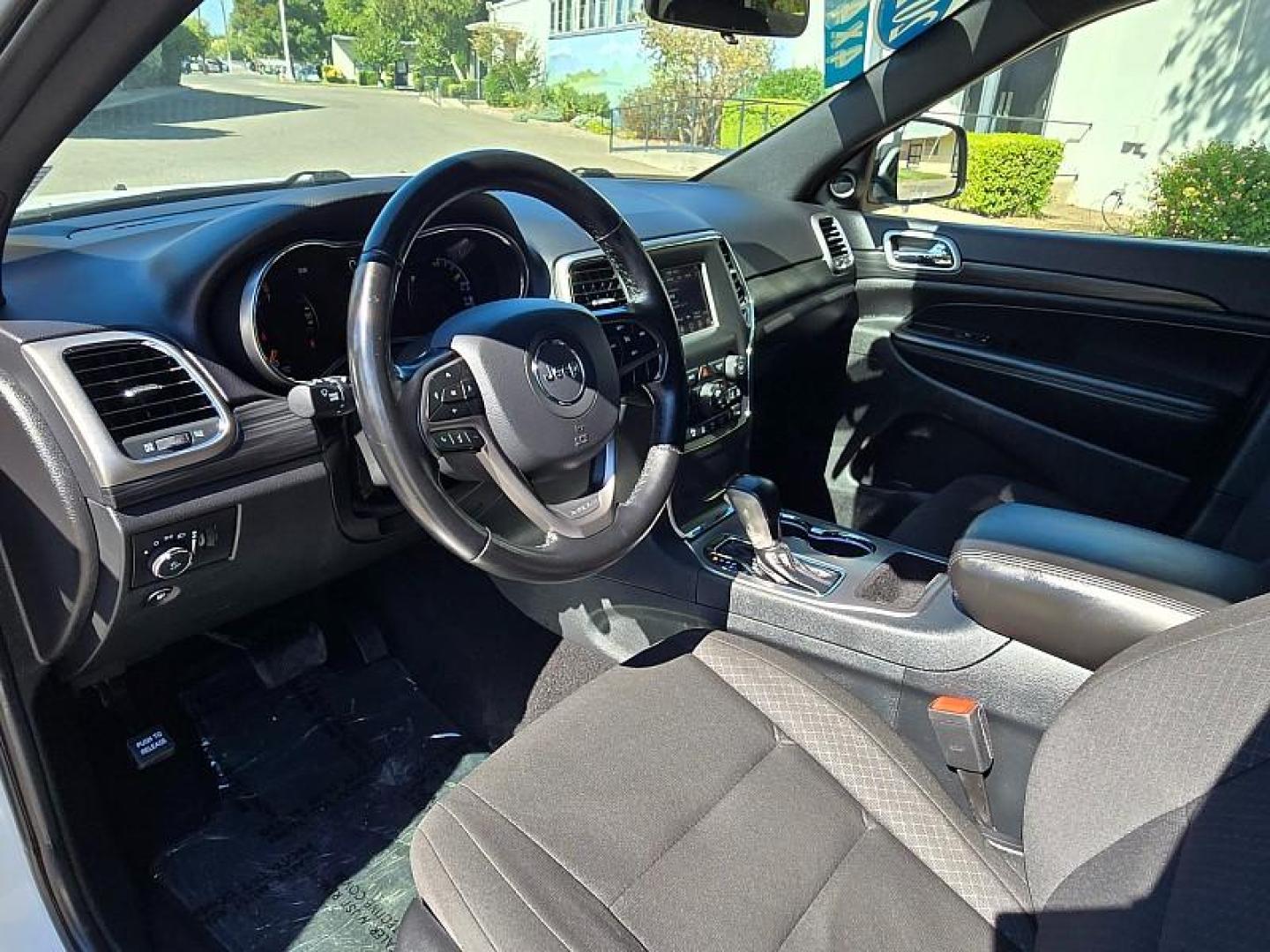 2020 WHITE Jeep Grand Cherokee (1C4RJFAGXLC) with an V6 VVT 3.6 Liter engine, Automatic 8-Spd transmission, located at 246 E Walker St., Orland, 95963, (530) 865-5800, 39.747589, -122.178398 - Photo#12