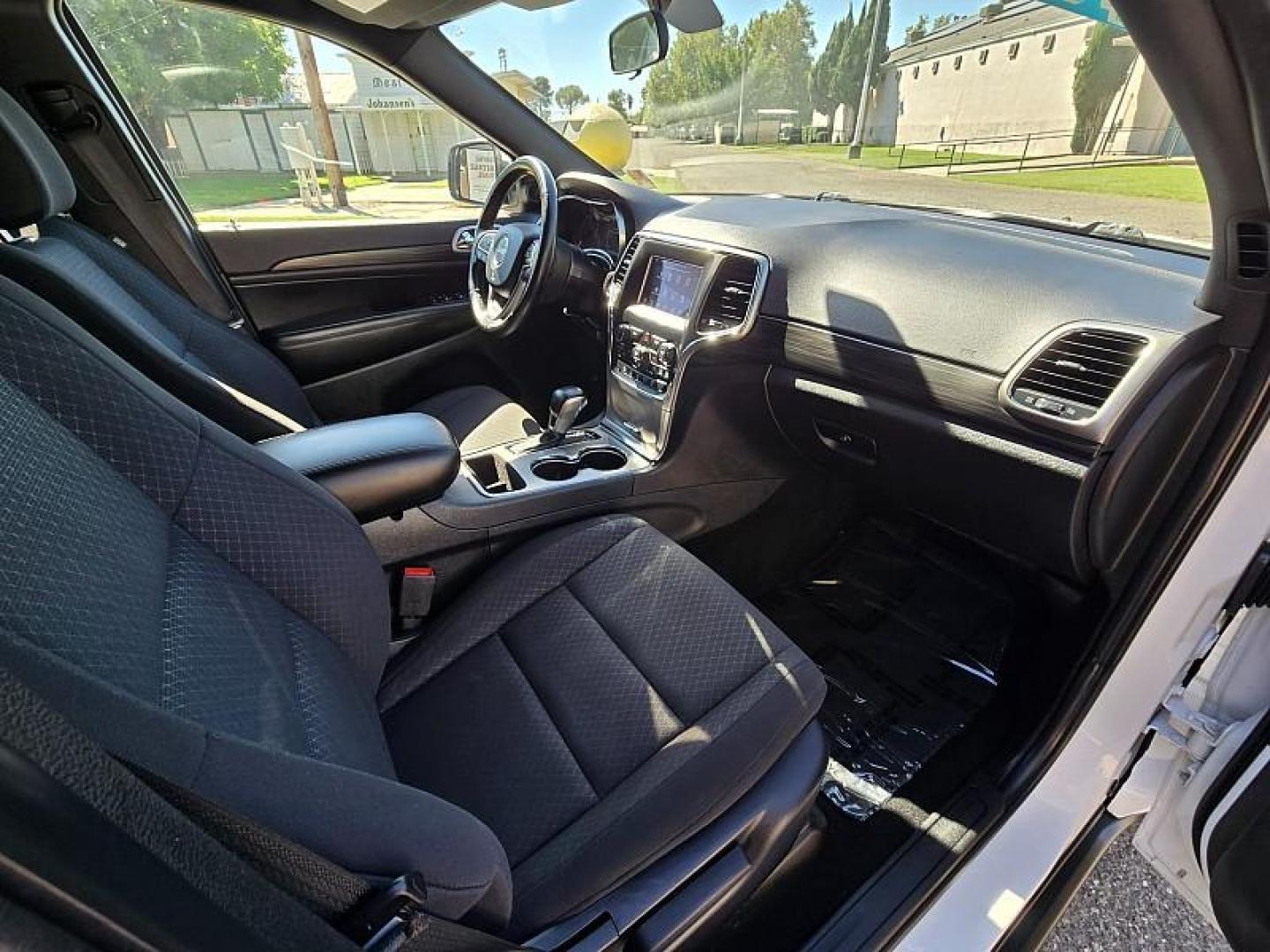 2020 WHITE Jeep Grand Cherokee (1C4RJFAGXLC) with an V6 VVT 3.6 Liter engine, Automatic 8-Spd transmission, located at 246 E Walker St., Orland, 95963, (530) 865-5800, 39.747589, -122.178398 - Photo#17