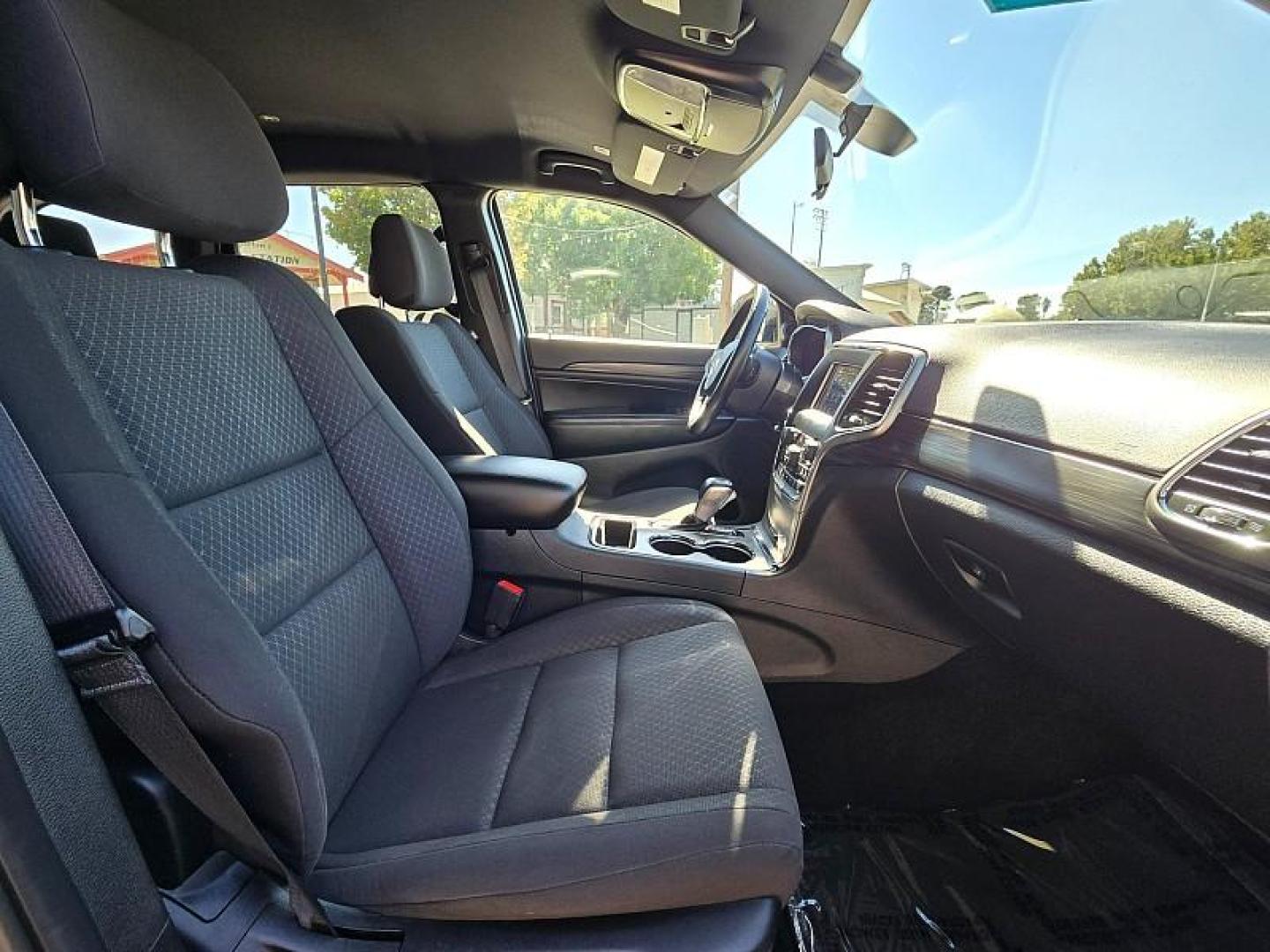 2020 WHITE Jeep Grand Cherokee (1C4RJFAGXLC) with an V6 VVT 3.6 Liter engine, Automatic 8-Spd transmission, located at 246 E Walker St., Orland, 95963, (530) 865-5800, 39.747589, -122.178398 - Photo#18