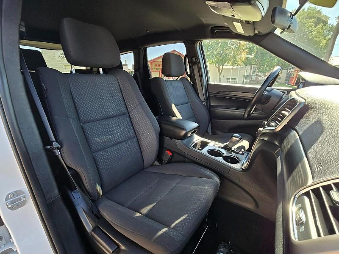 2020 WHITE Jeep Grand Cherokee (1C4RJFAGXLC) with an V6 VVT 3.6 Liter engine, Automatic 8-Spd transmission, located at 246 E Walker St., Orland, 95963, (530) 865-5800, 39.747589, -122.178398 - Photo#19