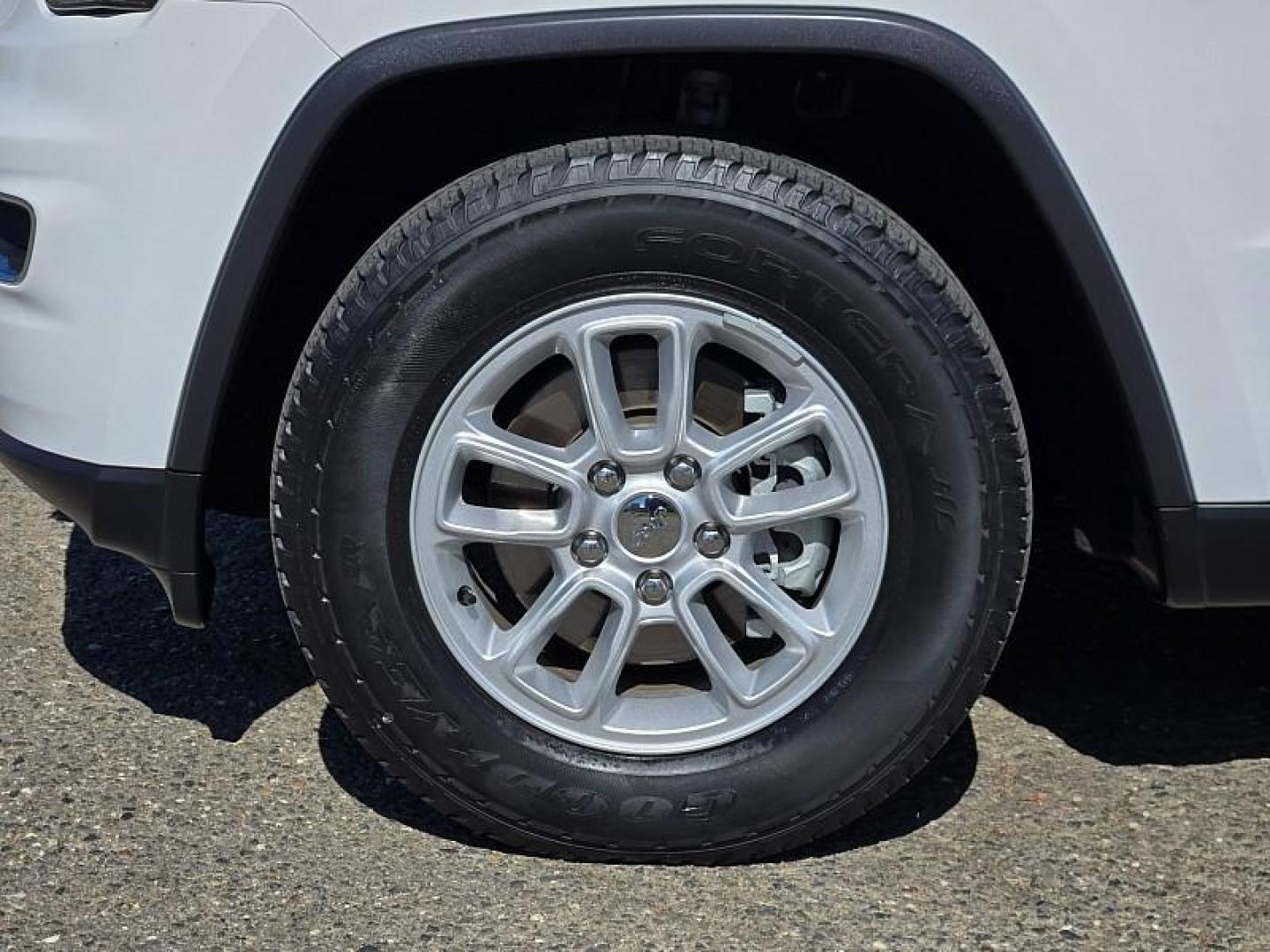 2020 WHITE Jeep Grand Cherokee (1C4RJFAGXLC) with an V6 VVT 3.6 Liter engine, Automatic 8-Spd transmission, located at 246 E Walker St., Orland, 95963, (530) 865-5800, 39.747589, -122.178398 - Photo#27