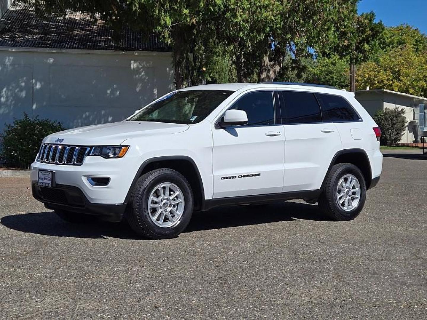2020 WHITE Jeep Grand Cherokee (1C4RJFAGXLC) with an V6 VVT 3.6 Liter engine, Automatic 8-Spd transmission, located at 246 E Walker St., Orland, 95963, (530) 865-5800, 39.747589, -122.178398 - Photo#4