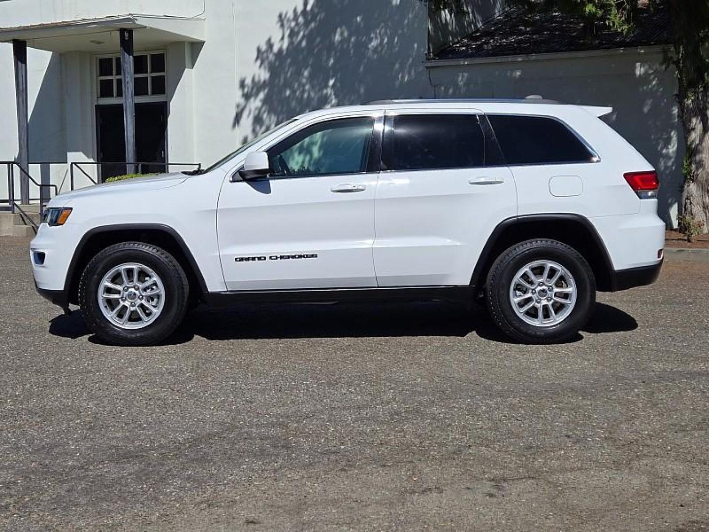 2020 WHITE Jeep Grand Cherokee (1C4RJFAGXLC) with an V6 VVT 3.6 Liter engine, Automatic 8-Spd transmission, located at 246 E Walker St., Orland, 95963, (530) 865-5800, 39.747589, -122.178398 - Photo#5