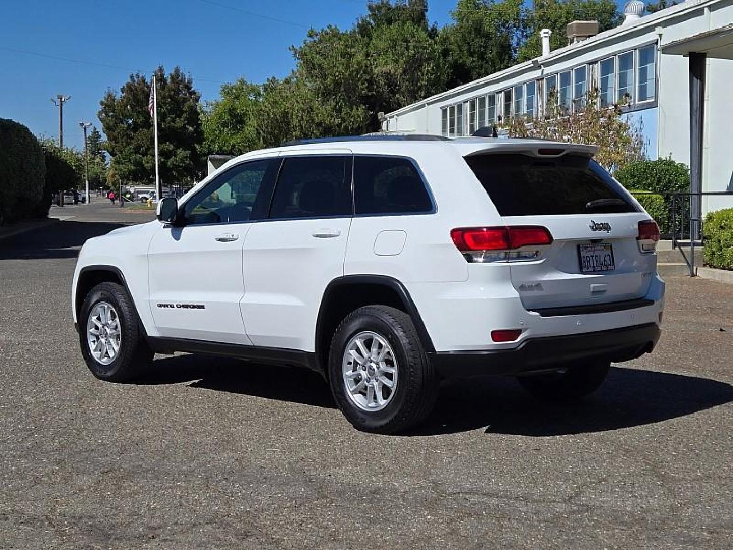 2020 WHITE Jeep Grand Cherokee (1C4RJFAGXLC) with an V6 VVT 3.6 Liter engine, Automatic 8-Spd transmission, located at 246 E Walker St., Orland, 95963, (530) 865-5800, 39.747589, -122.178398 - Photo#6