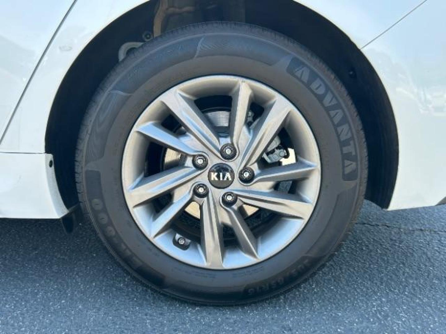 2020 WHITE Kia Optima (5XXGT4L34LG) with an 4-Cyl 2.4 Liter engine, Automatic 6-Spd w/H-Matic transmission, located at 412 Auto Vista Drive, Palmdale, 93551, (661) 945-0620, 34.592636, -118.136681 - Photo#11