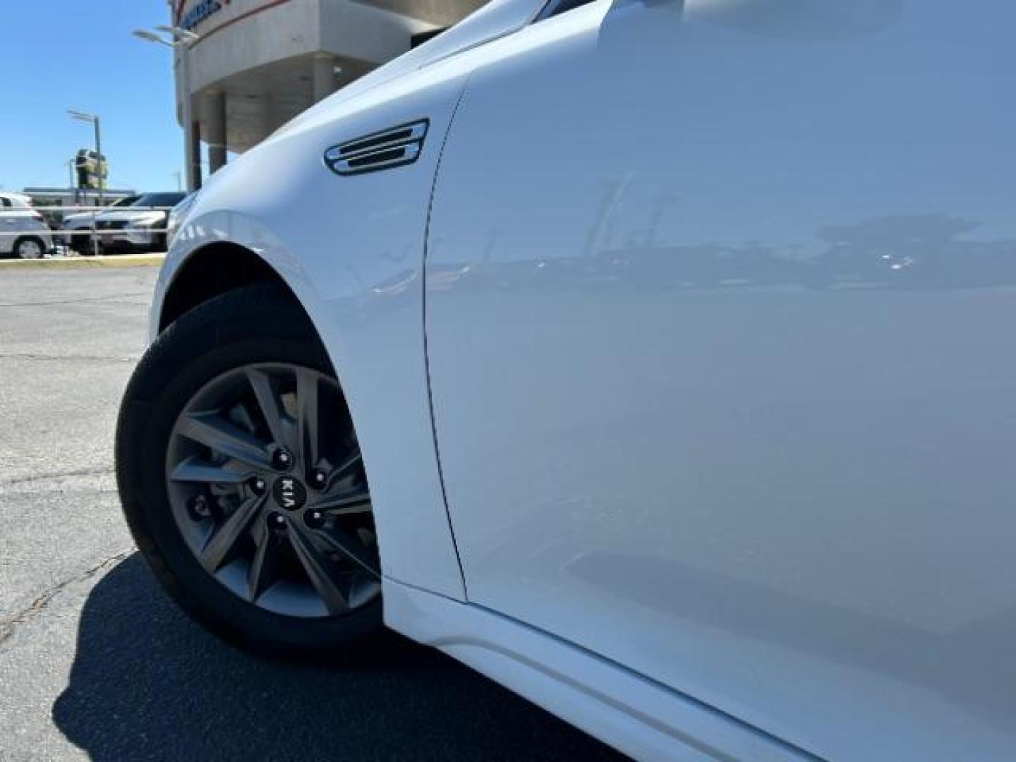 2020 WHITE Kia Optima (5XXGT4L34LG) with an 4-Cyl 2.4 Liter engine, Automatic 6-Spd w/H-Matic transmission, located at 412 Auto Vista Drive, Palmdale, 93551, (661) 945-0620, 34.592636, -118.136681 - Photo#14