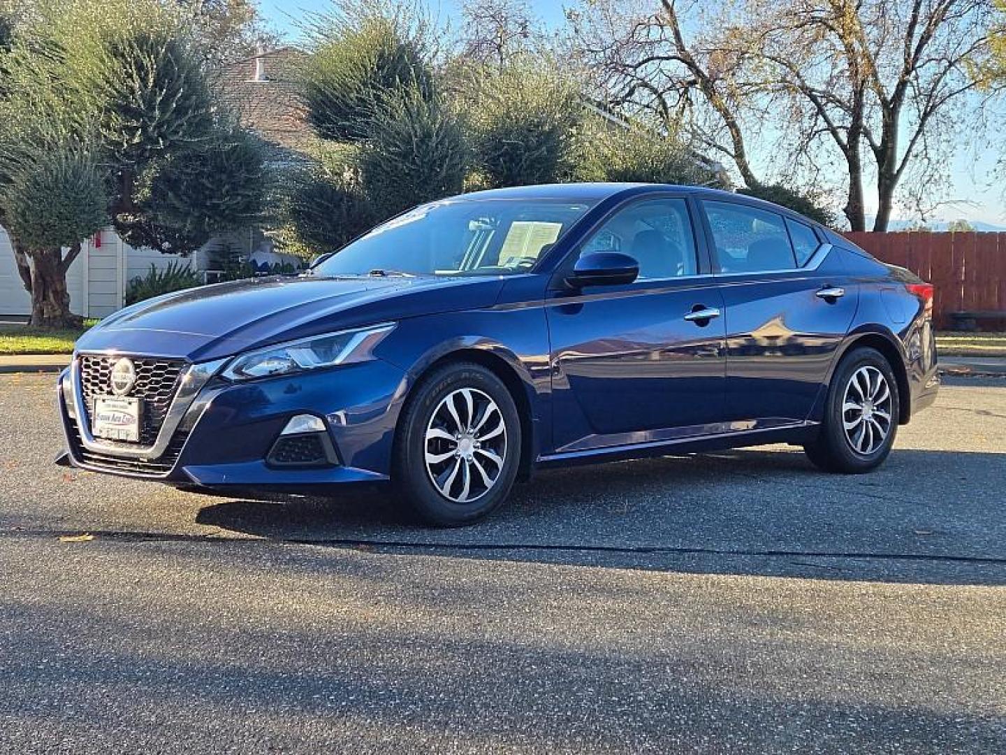 2020 BLUE Nissan Altima (1N4BL4BV9LC) with an 4-Cyl 2.5 Liter engine, Automatic Xtronic CVT transmission, located at 246 E Walker St., Orland, 95963, (530) 865-5800, 39.747589, -122.178398 - Photo#3