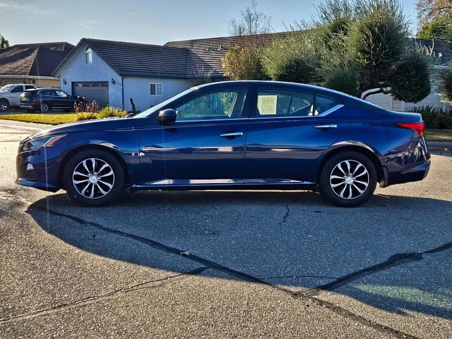 2020 BLUE Nissan Altima (1N4BL4BV9LC) with an 4-Cyl 2.5 Liter engine, Automatic Xtronic CVT transmission, located at 246 E Walker St., Orland, 95963, (530) 865-5800, 39.747589, -122.178398 - Photo#4