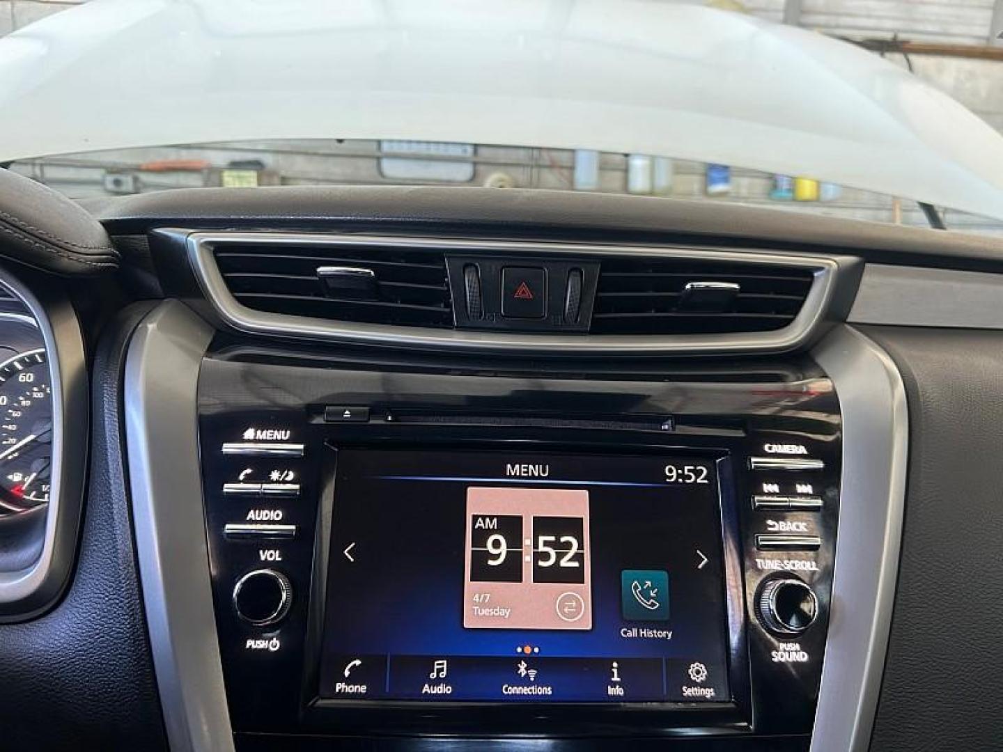 2020 WHITE Nissan Murano (5N1AZ2BJ1LN) with an V6 3.5 Liter engine, Automatic Xtronic CVT transmission, located at 412 Auto Vista Drive, Palmdale, 93551, (661) 945-0620, 34.592636, -118.136681- Photo#27