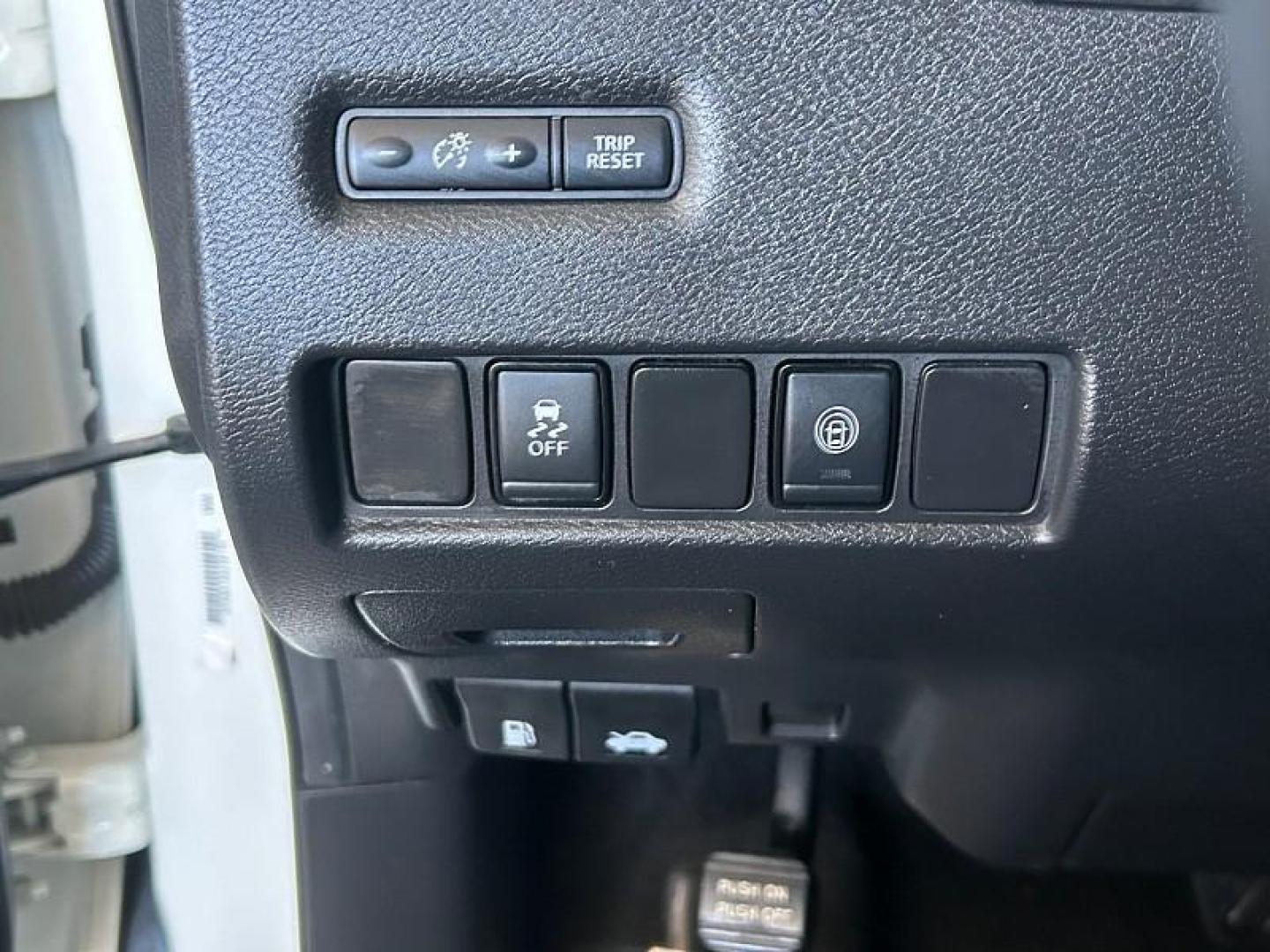 2020 WHITE Nissan Murano (5N1AZ2BJ1LN) with an V6 3.5 Liter engine, Automatic Xtronic CVT transmission, located at 412 Auto Vista Drive, Palmdale, 93551, (661) 945-0620, 34.592636, -118.136681- Photo#32