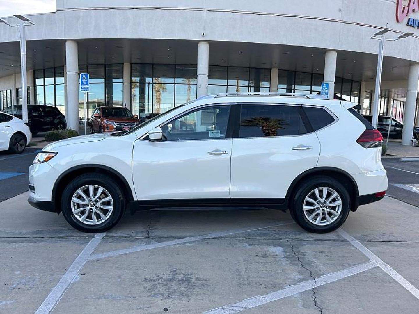 2020 WHITE Nissan Rogue (JN8AT2MT9LW) with an 4-Cyl 2.5 Liter engine, Automatic CVT w/Xtronic transmission, located at 412 Auto Vista Drive, Palmdale, 93551, (661) 945-0620, 34.592636, -118.136681 - Photo#4