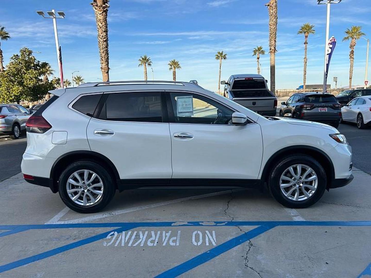 2020 WHITE Nissan Rogue (JN8AT2MT9LW) with an 4-Cyl 2.5 Liter engine, Automatic CVT w/Xtronic transmission, located at 412 Auto Vista Drive, Palmdale, 93551, (661) 945-0620, 34.592636, -118.136681 - Photo#7