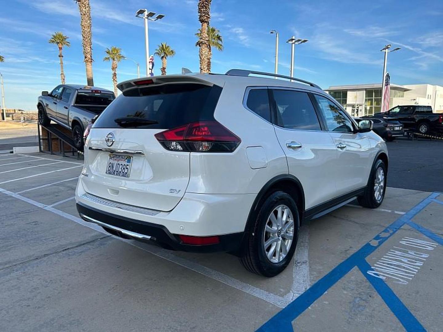 2020 WHITE Nissan Rogue (JN8AT2MT9LW) with an 4-Cyl 2.5 Liter engine, Automatic CVT w/Xtronic transmission, located at 412 Auto Vista Drive, Palmdale, 93551, (661) 945-0620, 34.592636, -118.136681 - Photo#8