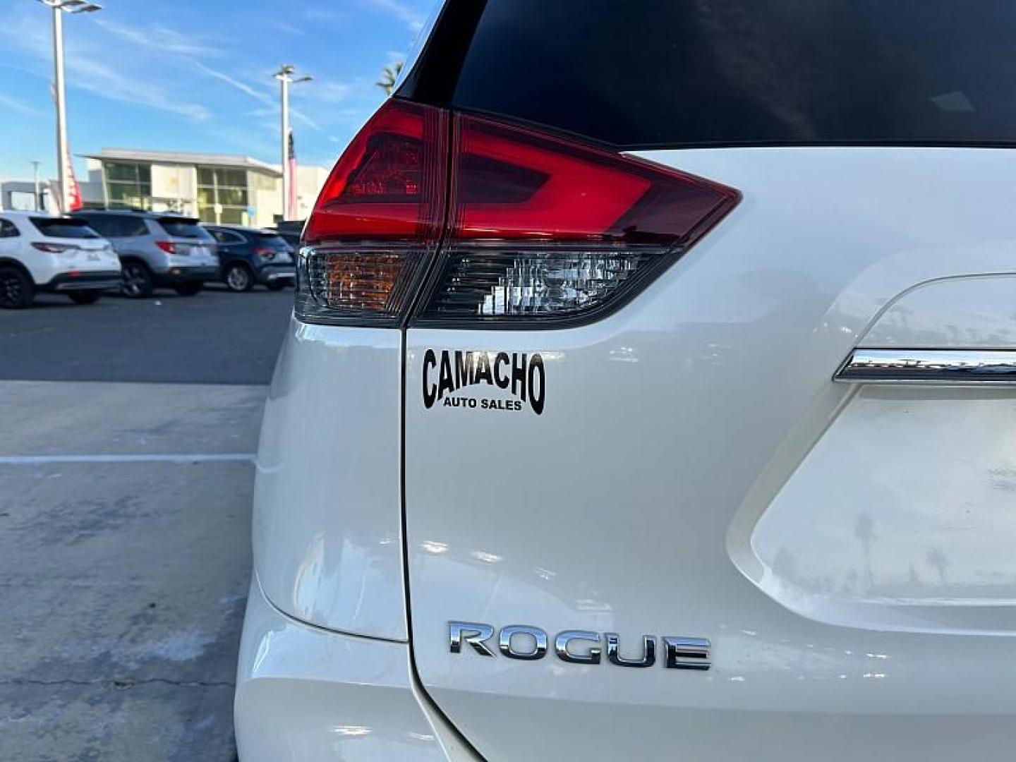 2020 WHITE Nissan Rogue (JN8AT2MT9LW) with an 4-Cyl 2.5 Liter engine, Automatic CVT w/Xtronic transmission, located at 412 Auto Vista Drive, Palmdale, 93551, (661) 945-0620, 34.592636, -118.136681 - Photo#12