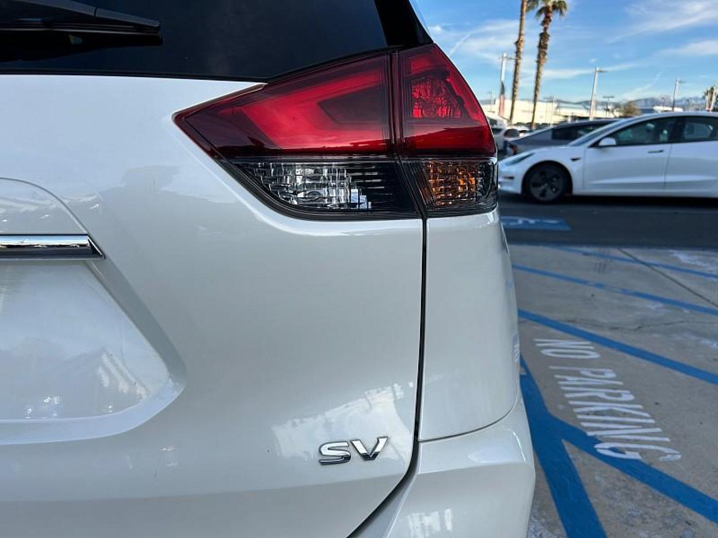 2020 WHITE Nissan Rogue (JN8AT2MT9LW) with an 4-Cyl 2.5 Liter engine, Automatic CVT w/Xtronic transmission, located at 412 Auto Vista Drive, Palmdale, 93551, (661) 945-0620, 34.592636, -118.136681 - Photo#13