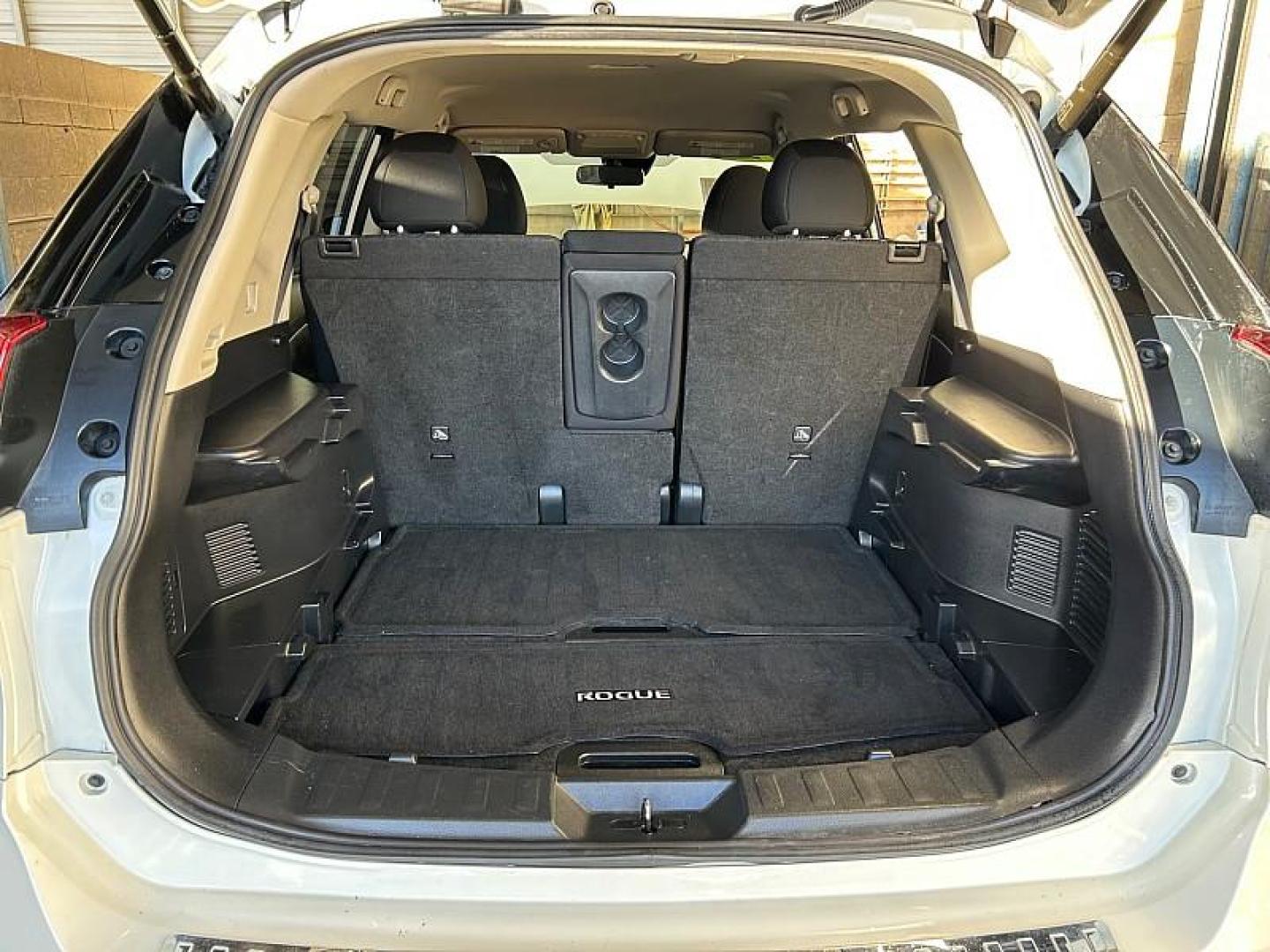 2020 WHITE Nissan Rogue (JN8AT2MT9LW) with an 4-Cyl 2.5 Liter engine, Automatic CVT w/Xtronic transmission, located at 412 Auto Vista Drive, Palmdale, 93551, (661) 945-0620, 34.592636, -118.136681 - Photo#27