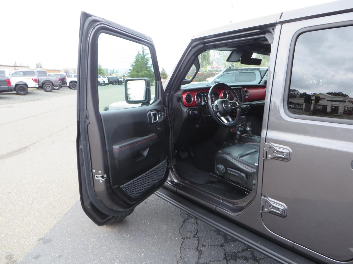 2021 CHARCOAL /black Jeep Wrangler Unlimited Rubicon (1C4HJXFG5MW) with an 3.6L V6 DOHC 24V FFV engine, 6A transmission, located at 2630 Grass Valley Highway, Auburn, CA, 95603, (530) 508-5100, 38.937893, -121.095482- Photo#18