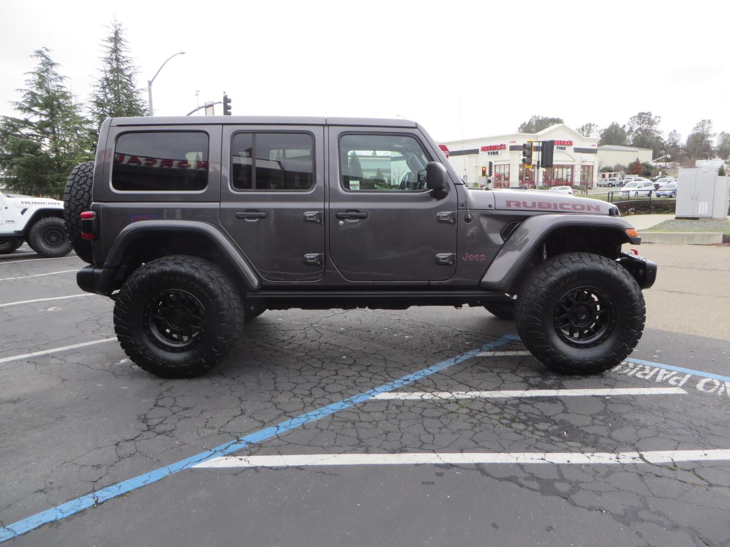 2021 CHARCOAL /black Jeep Wrangler Unlimited Rubicon (1C4HJXFG5MW) with an 3.6L V6 DOHC 24V FFV engine, 6A transmission, located at 2630 Grass Valley Highway, Auburn, CA, 95603, (530) 508-5100, 38.937893, -121.095482- Photo#3