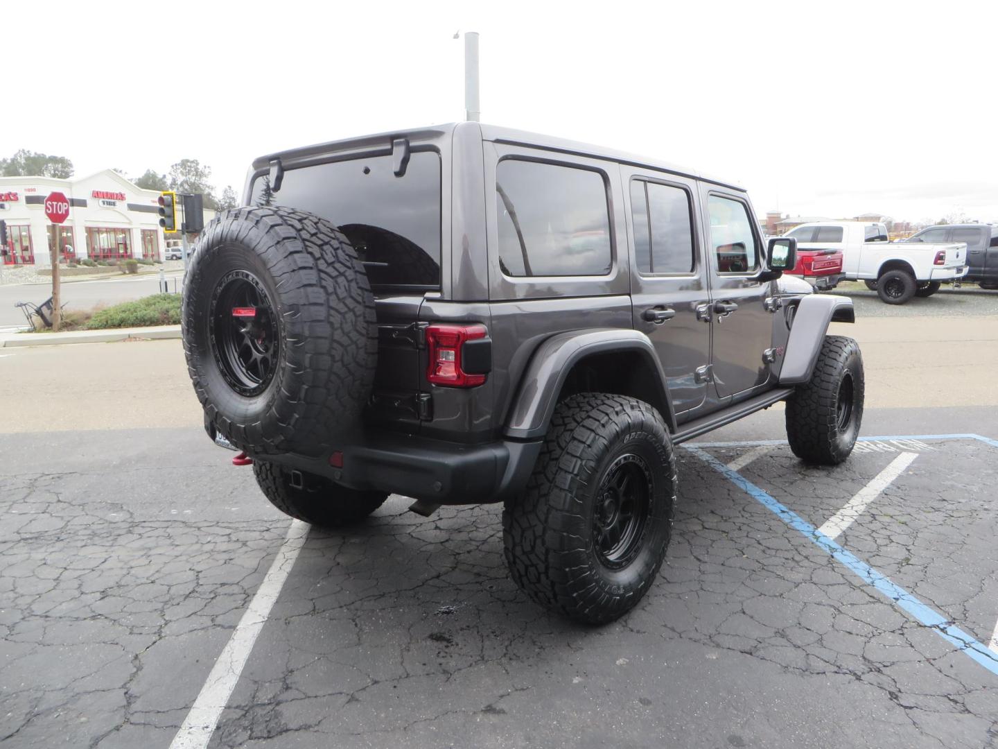 2021 CHARCOAL /black Jeep Wrangler Unlimited Rubicon (1C4HJXFG5MW) with an 3.6L V6 DOHC 24V FFV engine, 6A transmission, located at 2630 Grass Valley Highway, Auburn, CA, 95603, (530) 508-5100, 38.937893, -121.095482- Photo#4