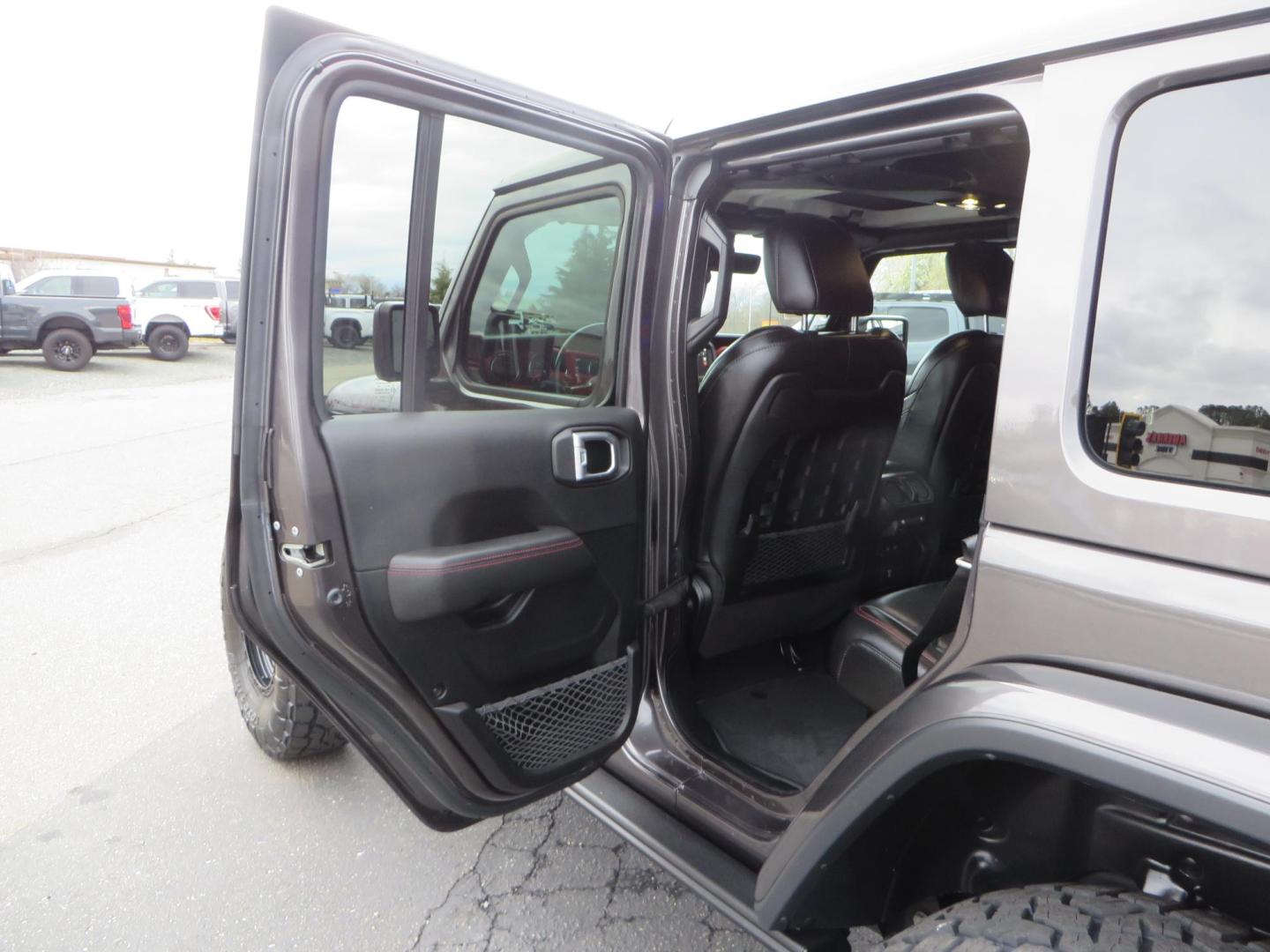 2021 CHARCOAL /black Jeep Wrangler Unlimited Rubicon (1C4HJXFG5MW) with an 3.6L V6 DOHC 24V FFV engine, 6A transmission, located at 2630 Grass Valley Highway, Auburn, CA, 95603, (530) 508-5100, 38.937893, -121.095482- Photo#41
