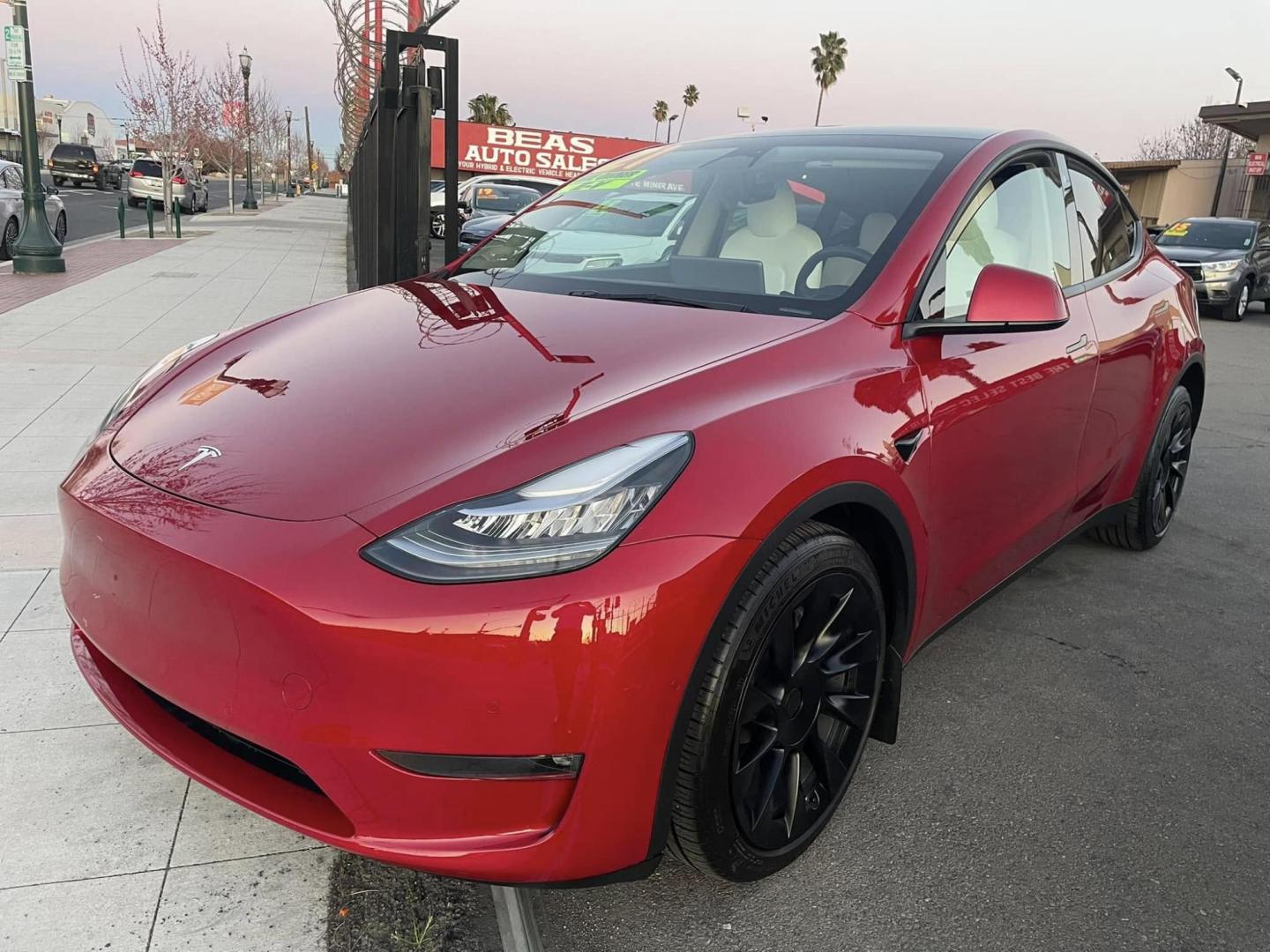 2021 RED /WHITE Tesla Model Y Long Range (5YJYGDEE9MF) with an ELECTRIC engine, 1A transmission, located at 744 E Miner Ave, Stockton, CA, 95202, (209) 944-5770, 37.956863, -121.282082 - PLUS TAXES AND FEES NO CHARGER AVAILABLE - Photo#3