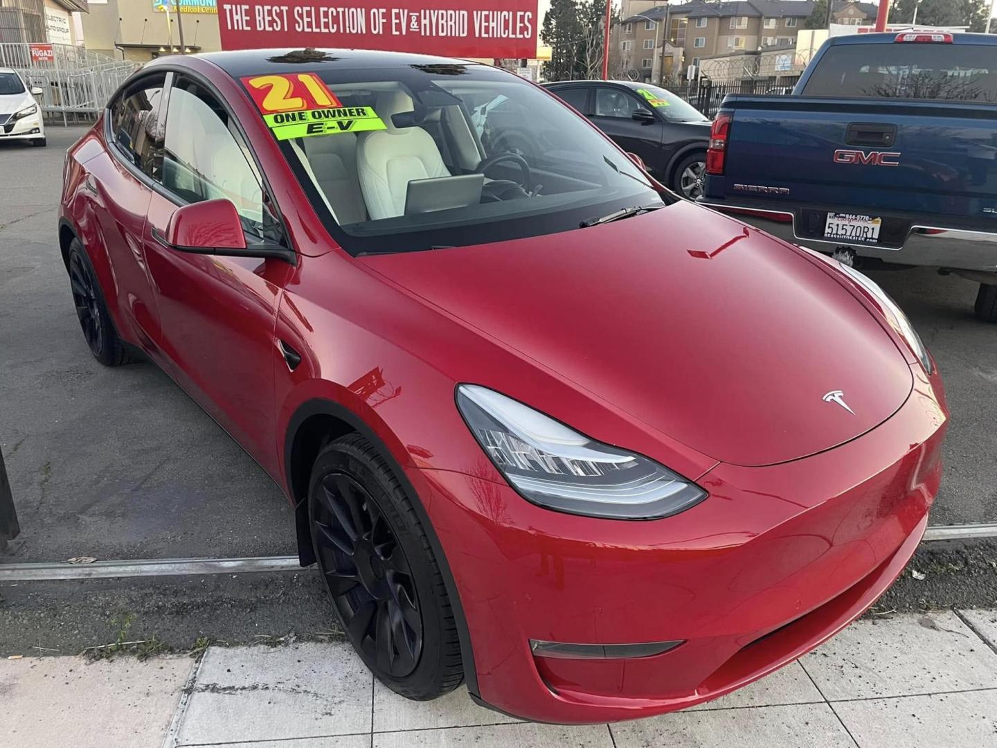 2021 RED /WHITE Tesla Model Y Long Range (5YJYGDEE9MF) with an ELECTRIC engine, 1A transmission, located at 744 E Miner Ave, Stockton, CA, 95202, (209) 944-5770, 37.956863, -121.282082 - PLUS TAXES AND FEES NO CHARGER AVAILABLE - Photo#1