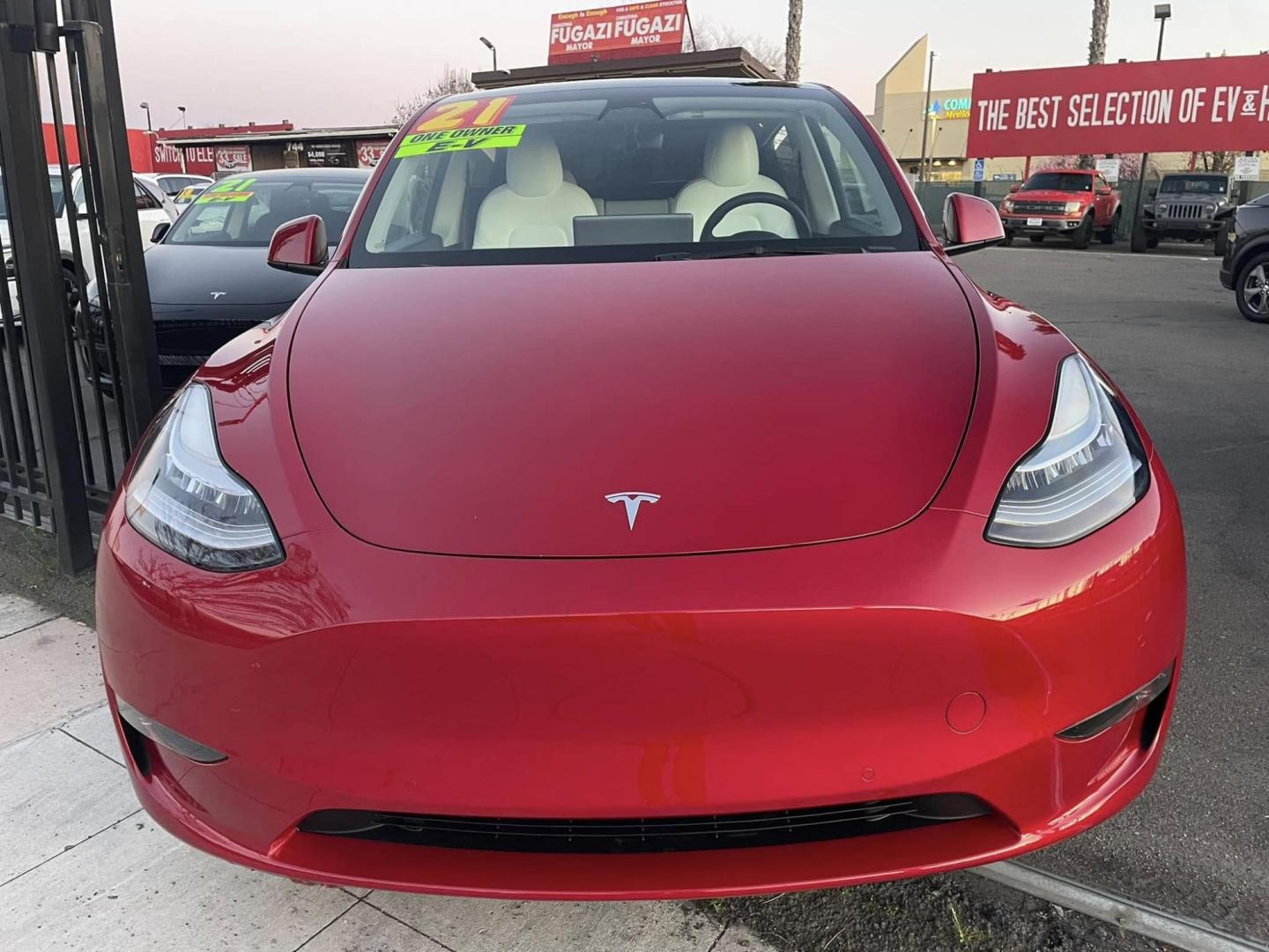 2021 RED /WHITE Tesla Model Y Long Range (5YJYGDEE9MF) with an ELECTRIC engine, 1A transmission, located at 744 E Miner Ave, Stockton, CA, 95202, (209) 944-5770, 37.956863, -121.282082 - PLUS TAXES AND FEES NO CHARGER AVAILABLE - Photo#2