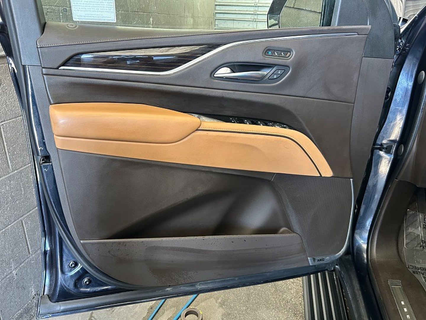2021 Blue Cadillac Escalade (1GYS4FKL7MR) , Automatic 10-Spd w/Overdrive transmission, located at 412 Auto Vista Drive, Palmdale, 93551, (661) 945-0620, 34.592636, -118.136681- Photo#16