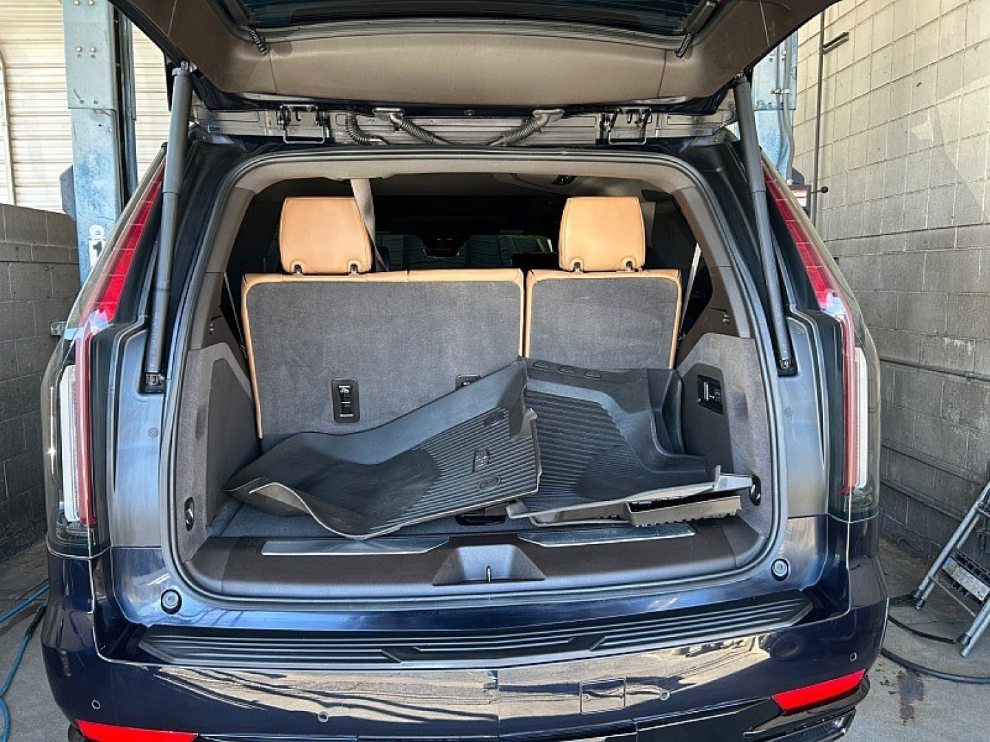 2021 Blue Cadillac Escalade (1GYS4FKL7MR) , Automatic 10-Spd w/Overdrive transmission, located at 412 Auto Vista Drive, Palmdale, 93551, (661) 945-0620, 34.592636, -118.136681- Photo#31