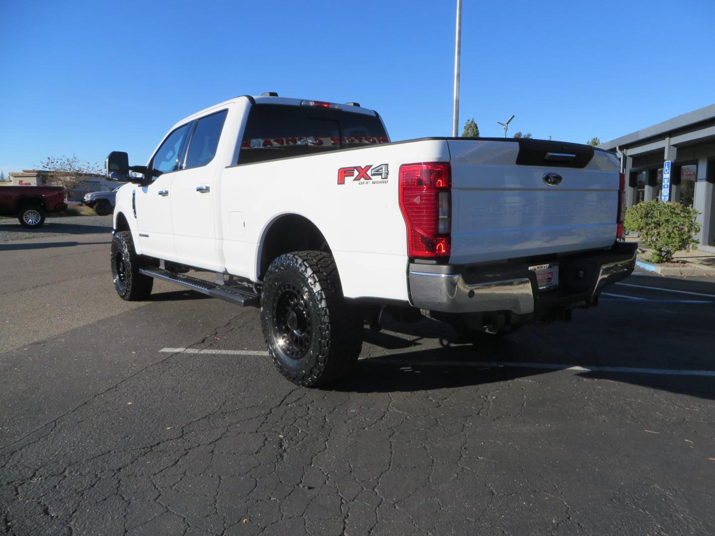 2021 White /BLACK Ford F-250 SD Lariat Crew Cab 4WD (1FT7W2BTXME) with an 6.7L V8 OHV 16V DIESEL engine, 6A transmission, located at 2630 Grass Valley Highway, Auburn, CA, 95603, (530) 508-5100, 38.937893, -121.095482 - Features a BDS level kit with Fox 2.0 shocks, 35" Toyo Open Country RT trail tires, 18" KMC IMS wheels, Weathertech Bug deflector and floor liners. - Photo#2