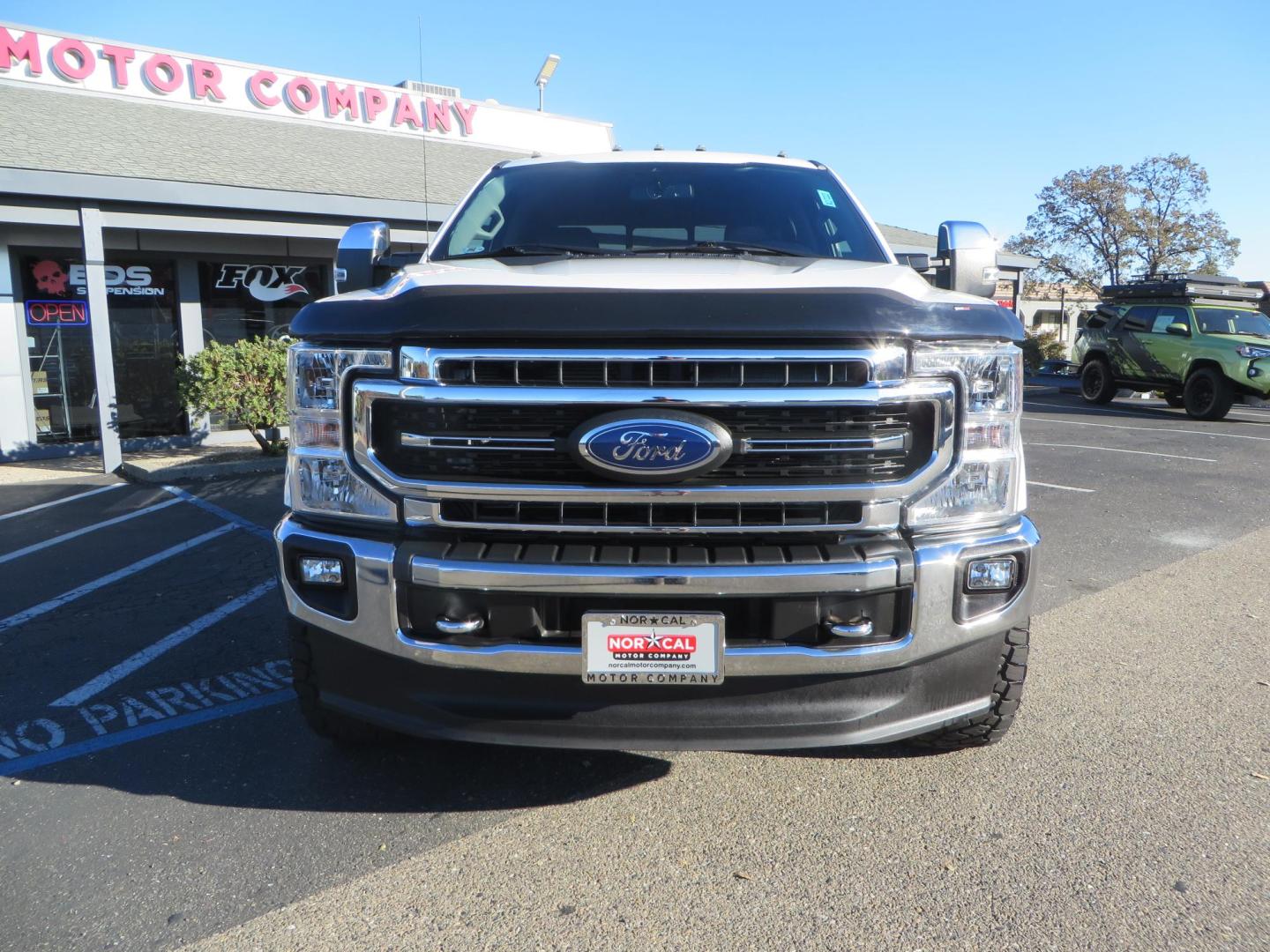 2021 White /BLACK Ford F-250 SD Lariat Crew Cab 4WD (1FT7W2BTXME) with an 6.7L V8 OHV 16V DIESEL engine, 6A transmission, located at 2630 Grass Valley Highway, Auburn, CA, 95603, (530) 508-5100, 38.937893, -121.095482 - Features a BDS level kit with Fox 2.0 shocks, 35" Toyo Open Country RT trail tires, 18" KMC IMS wheels, Weathertech Bug deflector and floor liners. - Photo#7