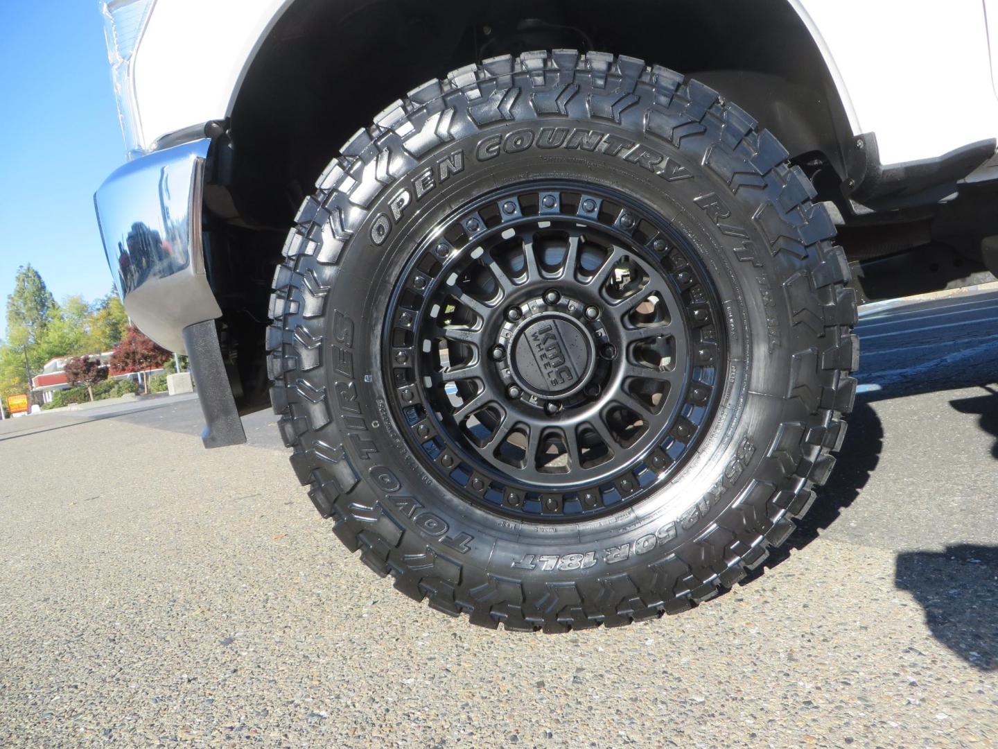 2021 White /BLACK Ford F-250 SD Lariat Crew Cab 4WD (1FT7W2BTXME) with an 6.7L V8 OHV 16V DIESEL engine, 6A transmission, located at 2630 Grass Valley Highway, Auburn, CA, 95603, (530) 508-5100, 38.937893, -121.095482 - Features a BDS level kit with Fox 2.0 shocks, 35" Toyo Open Country RT trail tires, 18" KMC IMS wheels, Weathertech Bug deflector and floor liners. - Photo#8