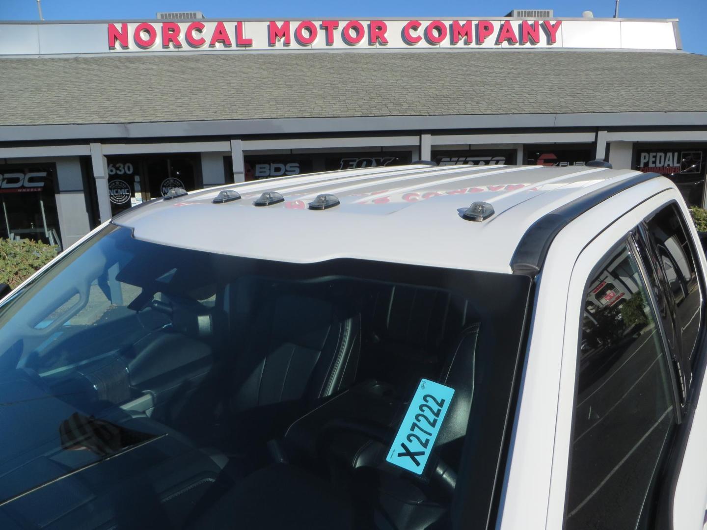 2021 White /BLACK Ford F-250 SD Lariat Crew Cab 4WD (1FT7W2BTXME) with an 6.7L V8 OHV 16V DIESEL engine, 6A transmission, located at 2630 Grass Valley Highway, Auburn, CA, 95603, (530) 508-5100, 38.937893, -121.095482 - Features a BDS level kit with Fox 2.0 shocks, 35" Toyo Open Country RT trail tires, 18" KMC IMS wheels, Weathertech Bug deflector and floor liners. - Photo#14