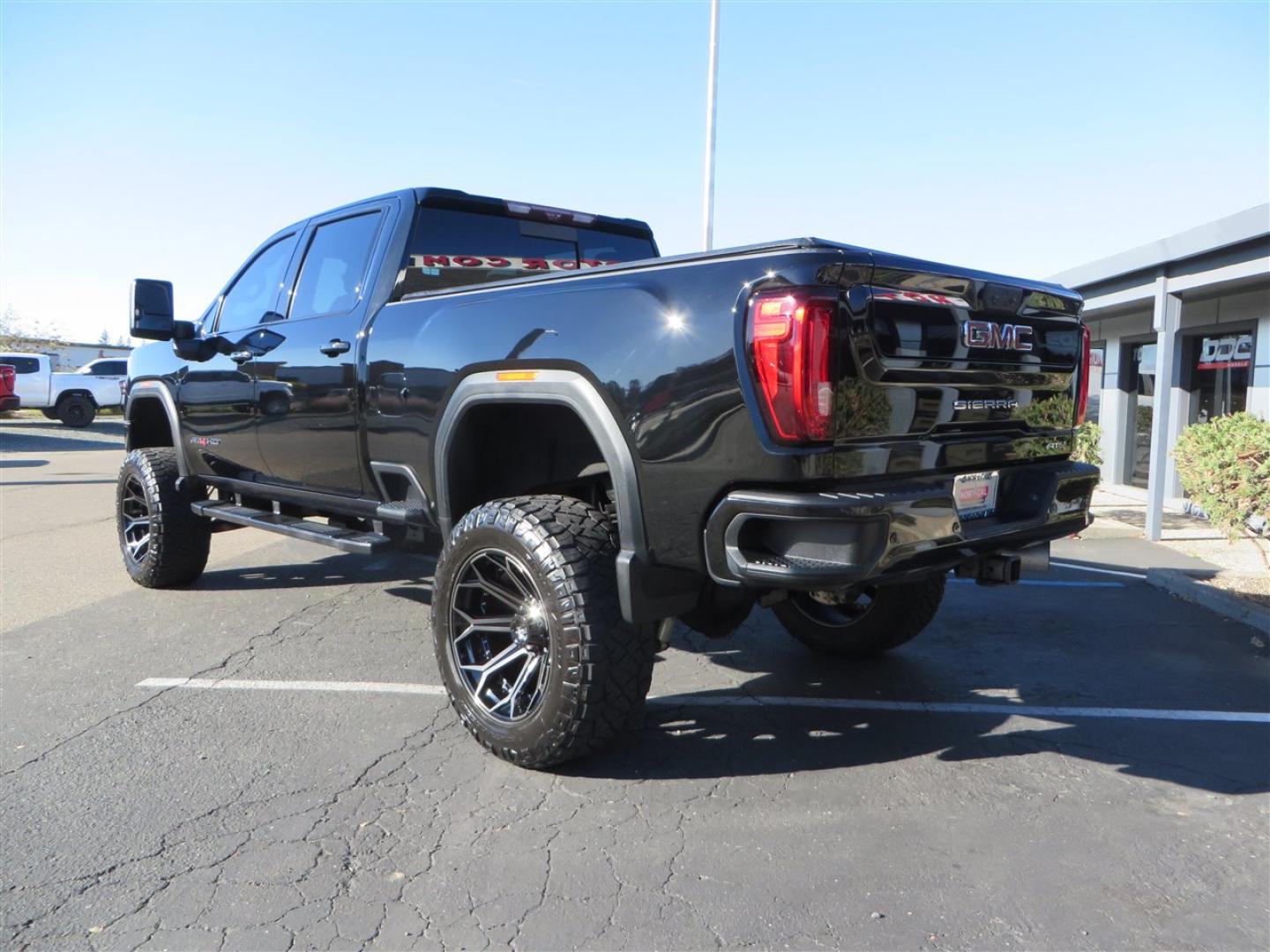 2021 BLACK /BLACK GMC Sierra 2500HD AT4 Crew Cab 4WD (1GT49PEY3MF) with an 6.6L V8 OHV 16 DIESEL engine, 6A transmission, located at 2630 Grass Valley Highway, Auburn, CA, 95603, (530) 508-5100, 38.937893, -121.095482 - Features a RC 7'' suspension system, 37'' Nitto Ridge Grappler tires, 22'' 4 Play wheels, Airlift helper bags with compressor, soft folding tonneau cover, and window tint. - Photo#2