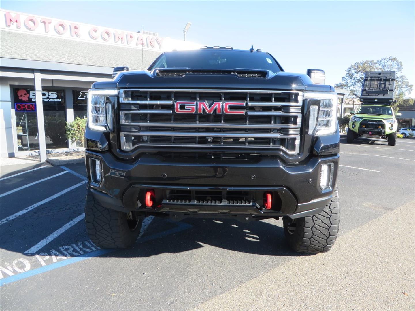 2021 BLACK /BLACK GMC Sierra 2500HD AT4 Crew Cab 4WD (1GT49PEY3MF) with an 6.6L V8 OHV 16 DIESEL engine, 6A transmission, located at 2630 Grass Valley Highway, Auburn, CA, 95603, (530) 508-5100, 38.937893, -121.095482 - Features a RC 7'' suspension system, 37'' Nitto Ridge Grappler tires, 22'' 4 Play wheels, Airlift helper bags with compressor, soft folding tonneau cover, and window tint. - Photo#7