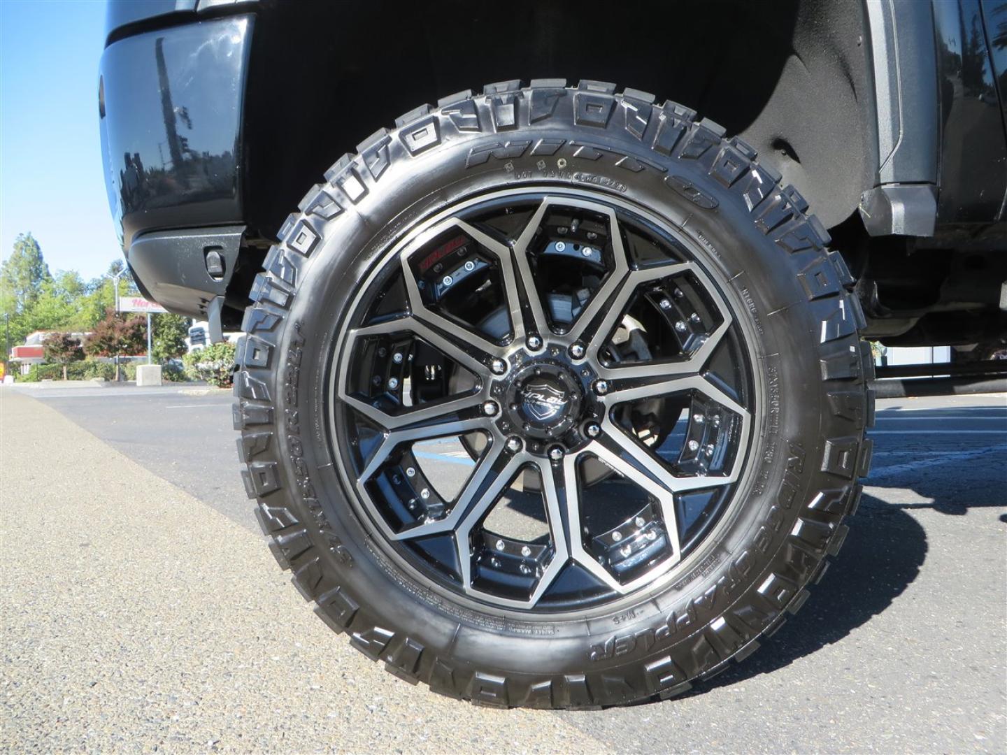 2021 BLACK /BLACK GMC Sierra 2500HD AT4 Crew Cab 4WD (1GT49PEY3MF) with an 6.6L V8 OHV 16 DIESEL engine, 6A transmission, located at 2630 Grass Valley Highway, Auburn, CA, 95603, (530) 508-5100, 38.937893, -121.095482 - Features a RC 7'' suspension system, 37'' Nitto Ridge Grappler tires, 22'' 4 Play wheels, Airlift helper bags with compressor, soft folding tonneau cover, and window tint. - Photo#8