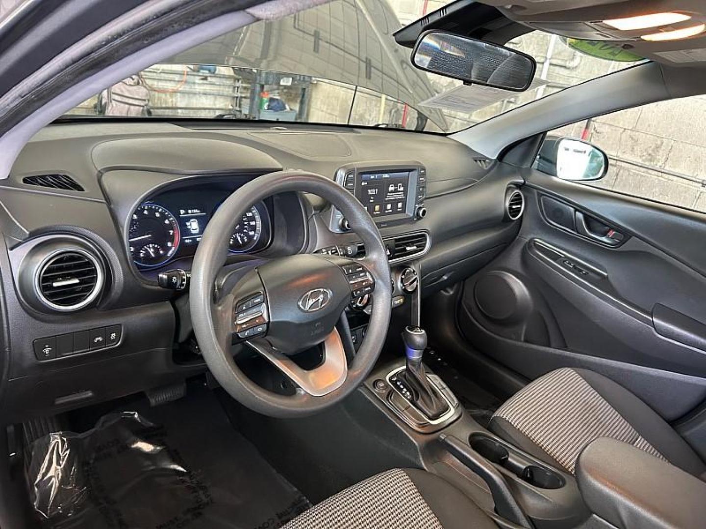2021 GRAY Hyundai Kona (KM8K12AA7MU) with an 4-Cyl 2.0 Liter engine, Automatic 6-Spd w/Shiftronic transmission, located at 412 Auto Vista Drive, Palmdale, 93551, (661) 945-0620, 34.592636, -118.136681 - Photo#17