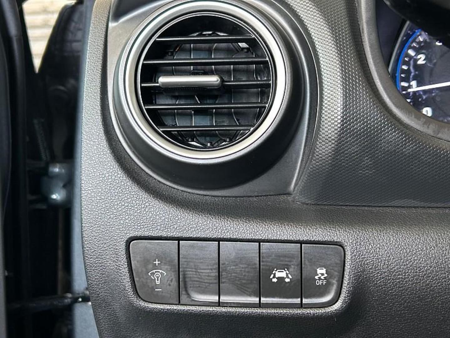 2021 GRAY Hyundai Kona (KM8K12AA7MU) with an 4-Cyl 2.0 Liter engine, Automatic 6-Spd w/Shiftronic transmission, located at 412 Auto Vista Drive, Palmdale, 93551, (661) 945-0620, 34.592636, -118.136681 - Photo#25