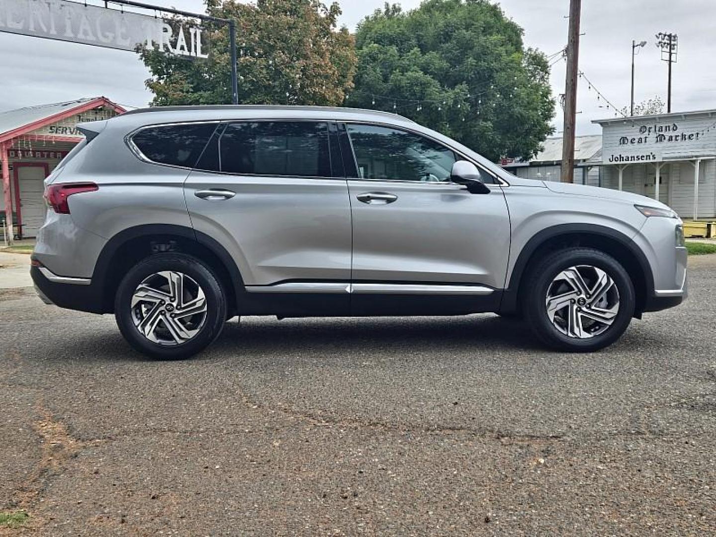 2021 SILVER Hyundai Santa Fe (5NMS2DAJ0MH) with an 4-Cyl 2.5 Liter engine, Automatic 8-Spd transmission, located at 246 E Walker St., Orland, 95963, (530) 865-5800, 39.747589, -122.178398 - Photo#9