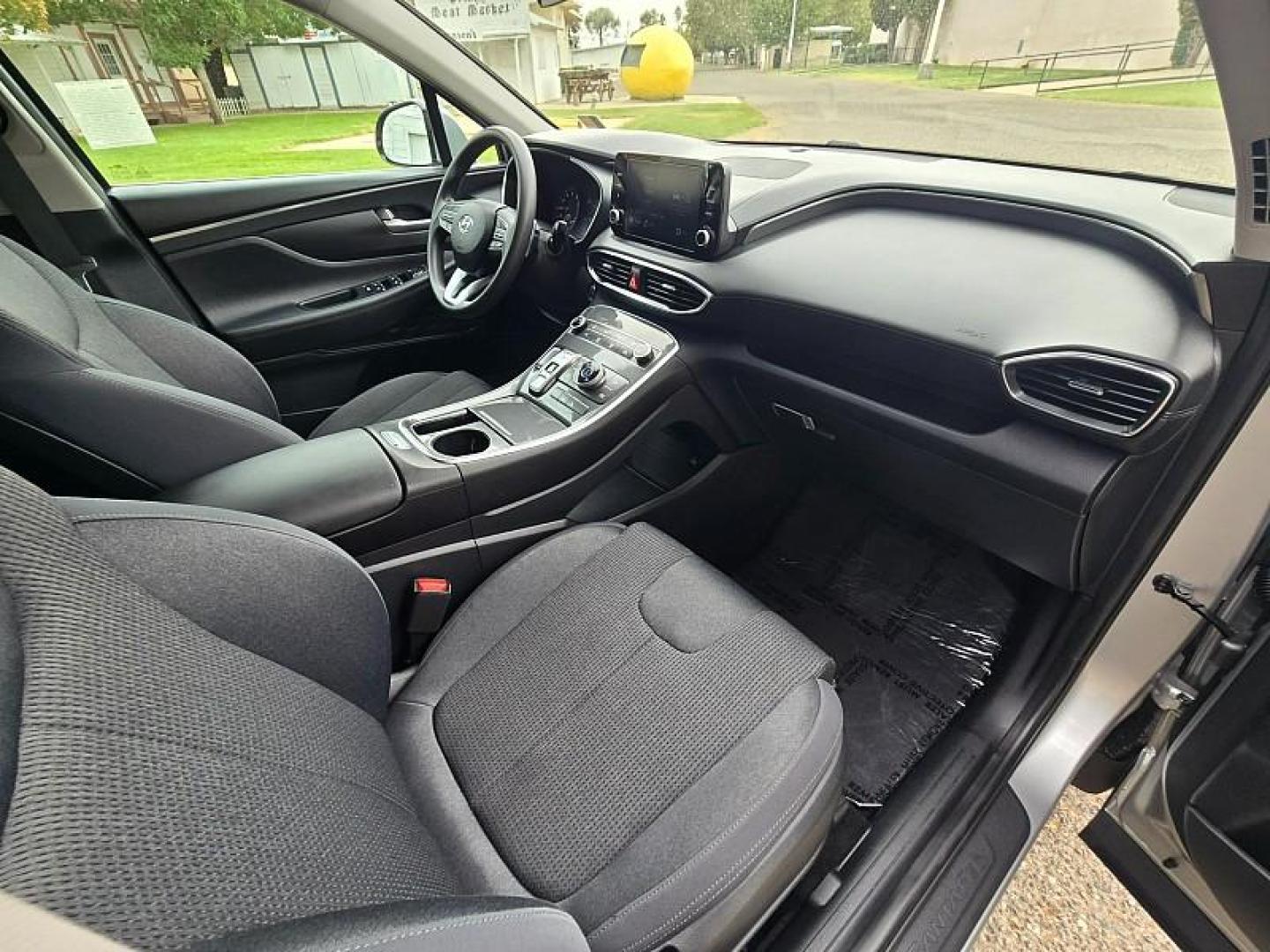2021 SILVER Hyundai Santa Fe (5NMS2DAJ0MH) with an 4-Cyl 2.5 Liter engine, Automatic 8-Spd transmission, located at 246 E Walker St., Orland, 95963, (530) 865-5800, 39.747589, -122.178398 - Photo#17
