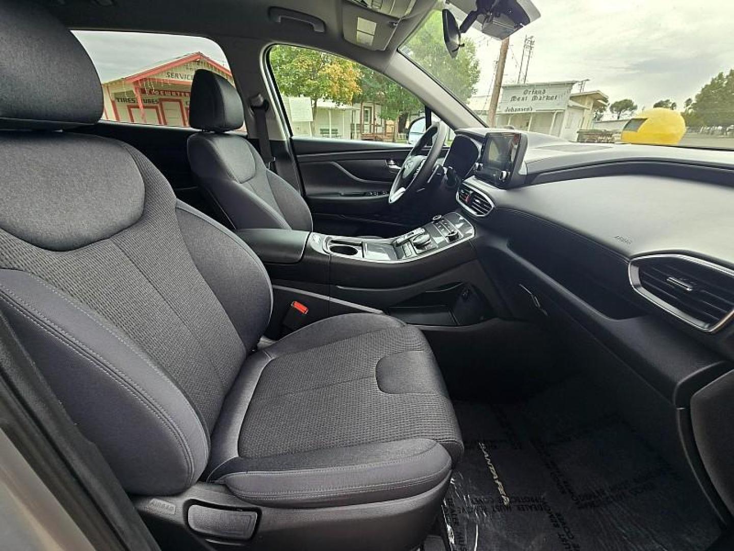 2021 SILVER Hyundai Santa Fe (5NMS2DAJ0MH) with an 4-Cyl 2.5 Liter engine, Automatic 8-Spd transmission, located at 246 E Walker St., Orland, 95963, (530) 865-5800, 39.747589, -122.178398 - Photo#18