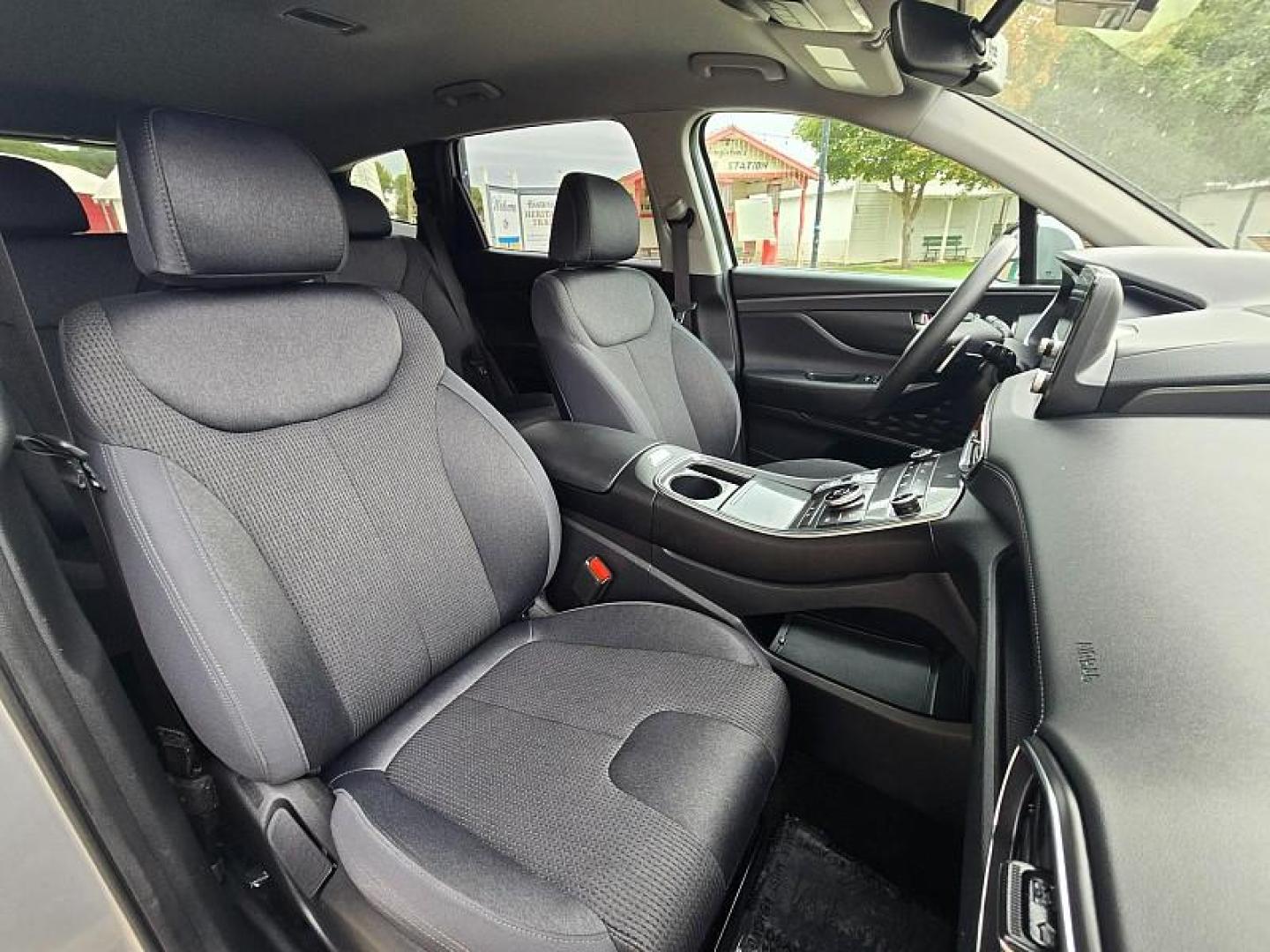 2021 SILVER Hyundai Santa Fe (5NMS2DAJ0MH) with an 4-Cyl 2.5 Liter engine, Automatic 8-Spd transmission, located at 246 E Walker St., Orland, 95963, (530) 865-5800, 39.747589, -122.178398 - Photo#19