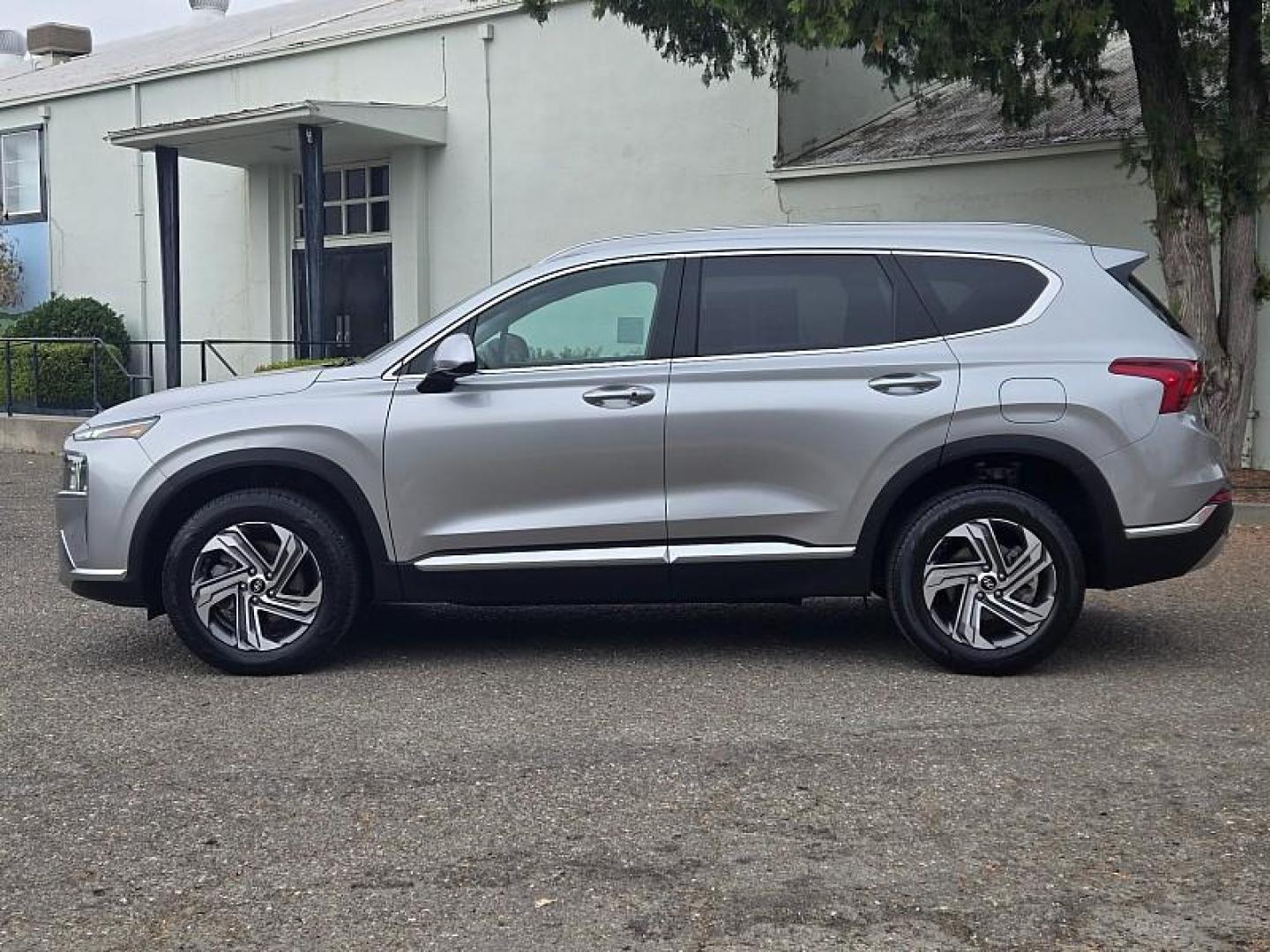 2021 SILVER Hyundai Santa Fe (5NMS2DAJ0MH) with an 4-Cyl 2.5 Liter engine, Automatic 8-Spd transmission, located at 246 E Walker St., Orland, 95963, (530) 865-5800, 39.747589, -122.178398 - Photo#5