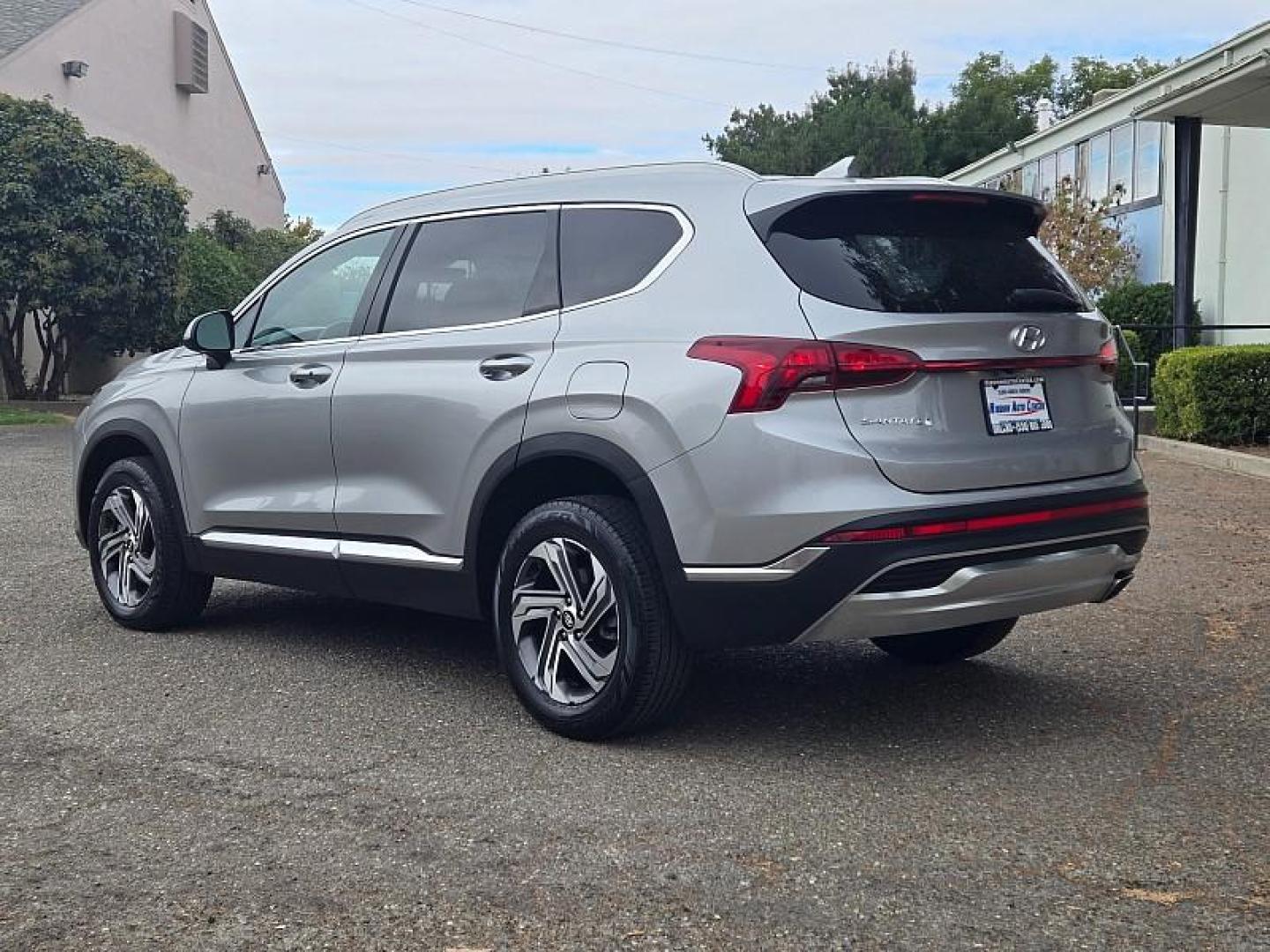 2021 SILVER Hyundai Santa Fe (5NMS2DAJ0MH) with an 4-Cyl 2.5 Liter engine, Automatic 8-Spd transmission, located at 246 E Walker St., Orland, 95963, (530) 865-5800, 39.747589, -122.178398 - Photo#6