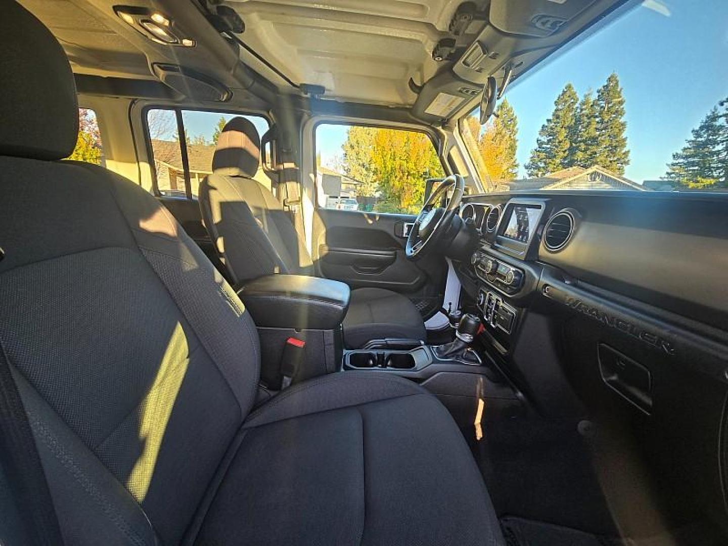 2021 WHITE Jeep Wrangler Unlimited (1C4HJXDN7MW) with an 4-Cyl Turbo 2.0 Liter engine, located at 246 E Walker St., Orland, 95963, (530) 865-5800, 39.747589, -122.178398 - Photo#17