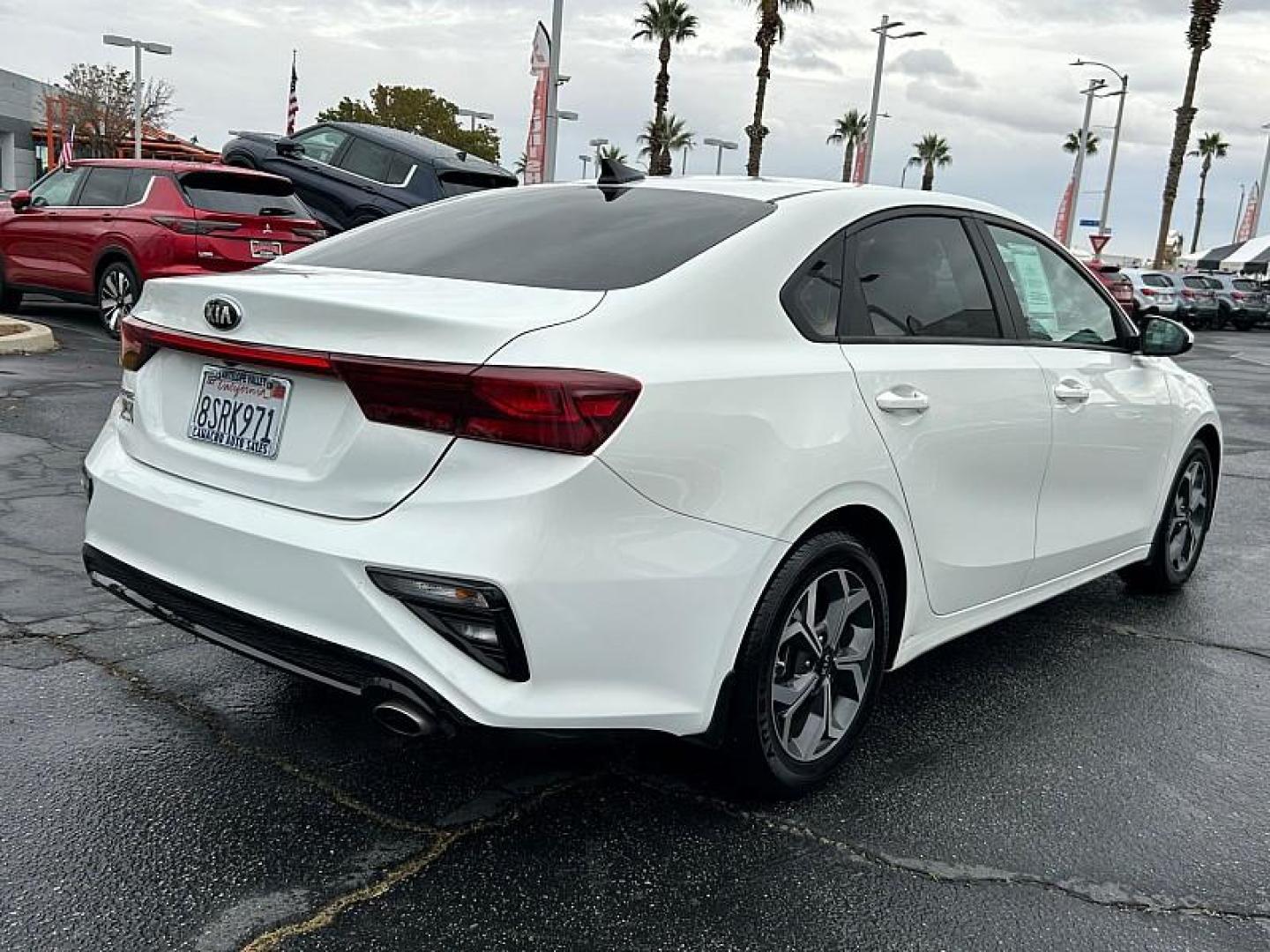 2021 WHITE Kia Forte (3KPF24AD1ME) with an 4-Cyl 2.0 Liter engine, Automatic IVT transmission, located at 412 Auto Vista Drive, Palmdale, 93551, (661) 945-0620, 34.592636, -118.136681 - Photo#2