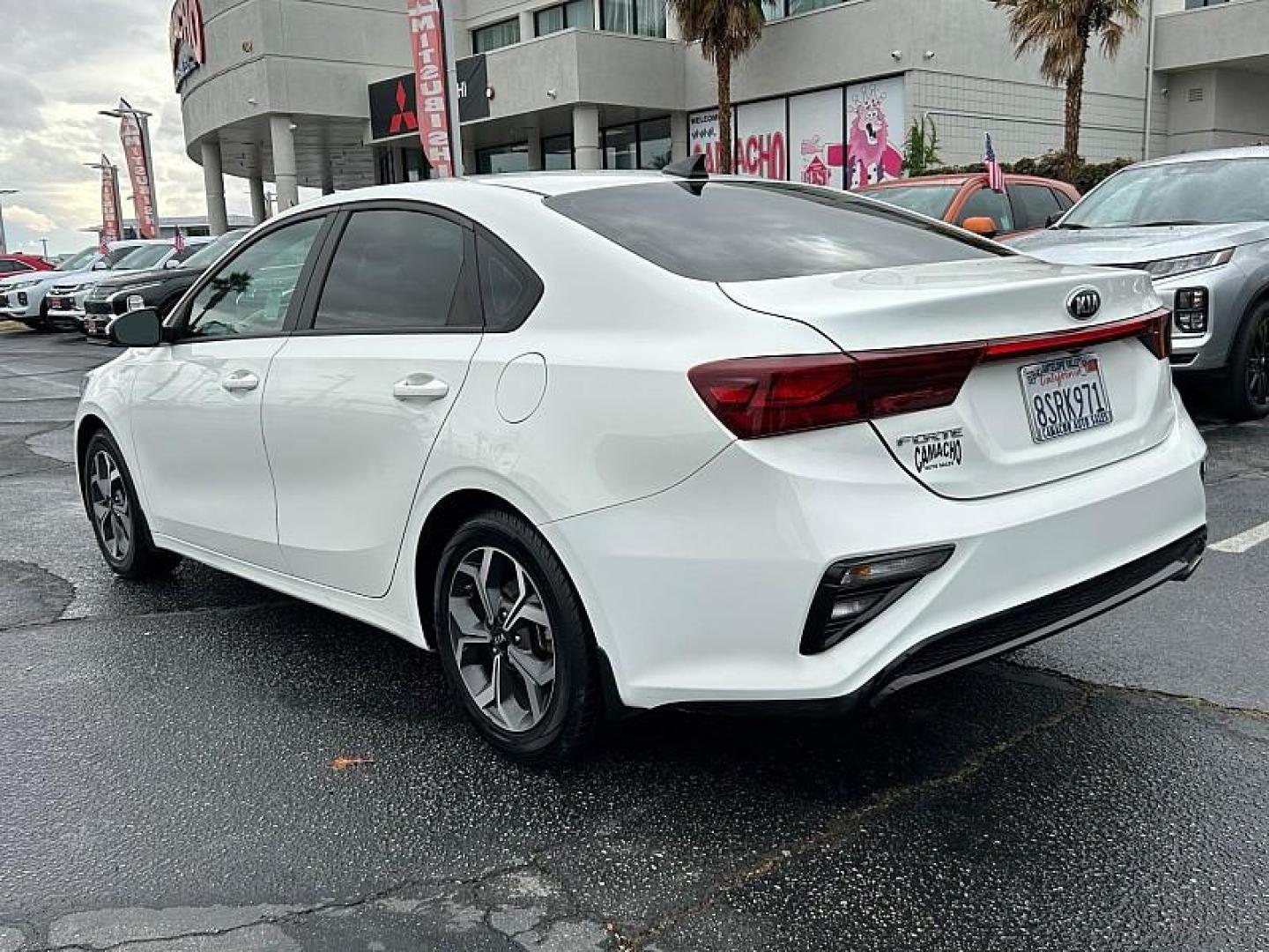 2021 WHITE Kia Forte (3KPF24AD1ME) with an 4-Cyl 2.0 Liter engine, Automatic IVT transmission, located at 412 Auto Vista Drive, Palmdale, 93551, (661) 945-0620, 34.592636, -118.136681 - Photo#4
