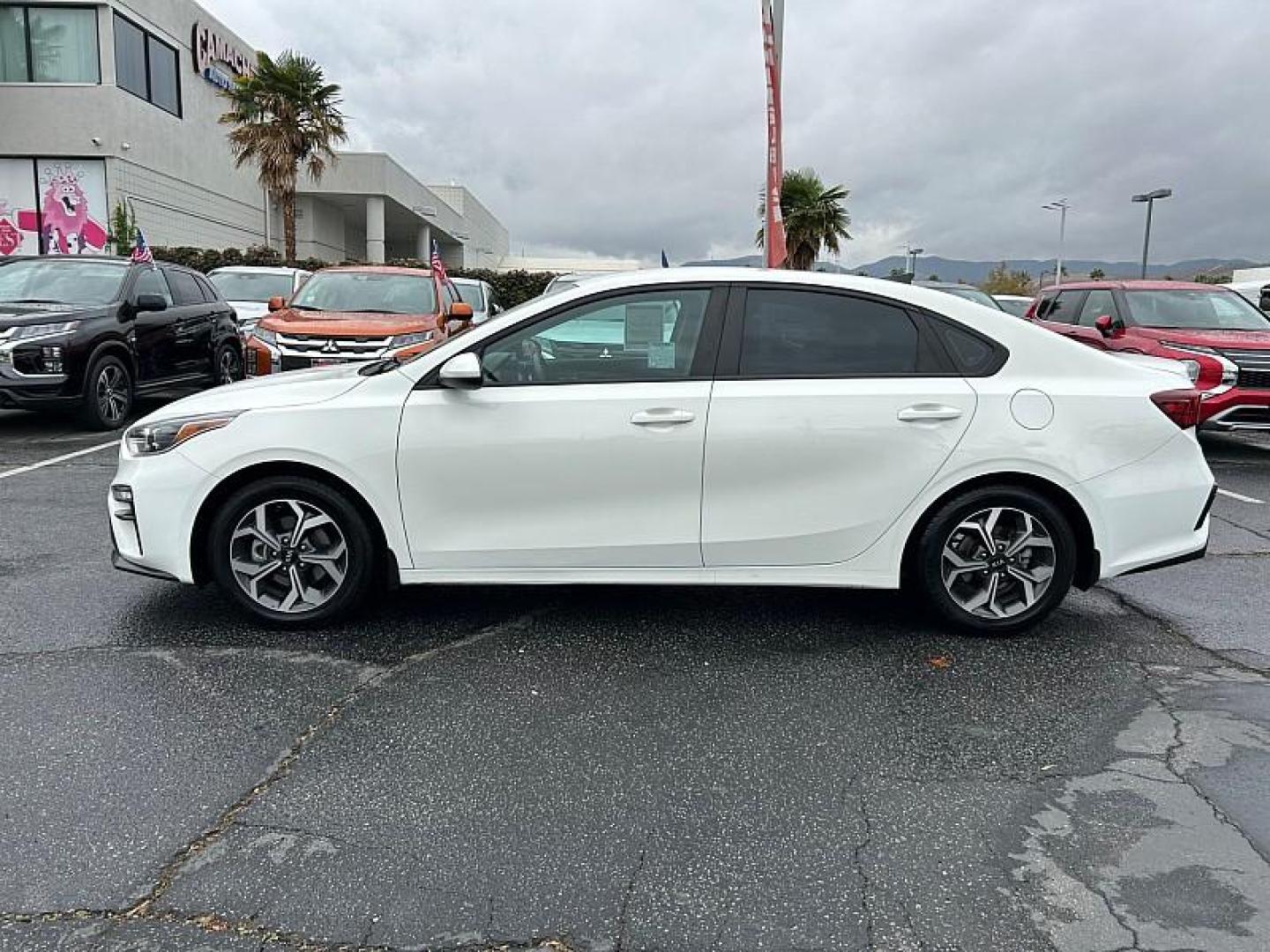 2021 WHITE Kia Forte (3KPF24AD1ME) with an 4-Cyl 2.0 Liter engine, Automatic IVT transmission, located at 412 Auto Vista Drive, Palmdale, 93551, (661) 945-0620, 34.592636, -118.136681 - Photo#5