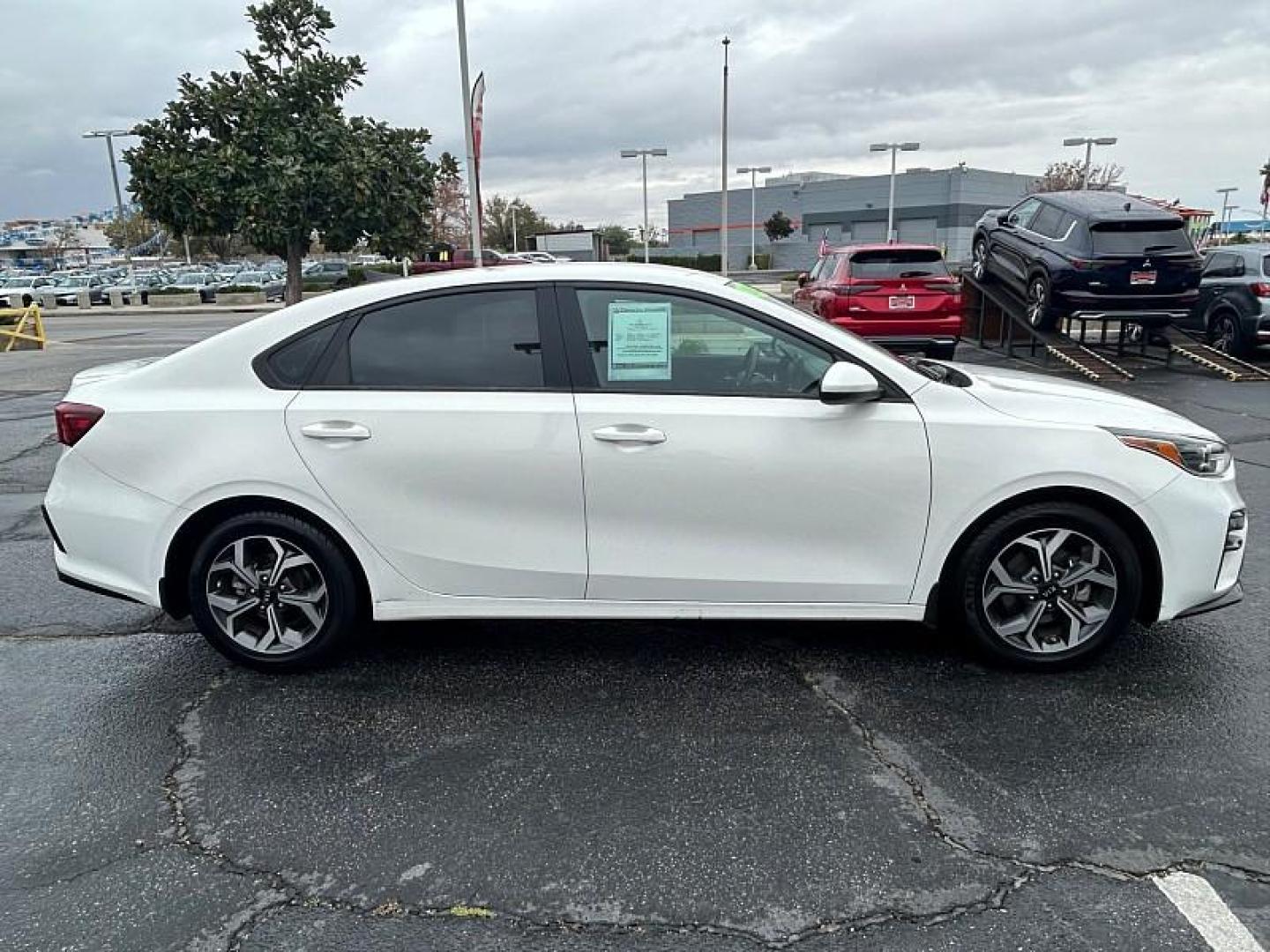 2021 WHITE Kia Forte (3KPF24AD1ME) with an 4-Cyl 2.0 Liter engine, Automatic IVT transmission, located at 412 Auto Vista Drive, Palmdale, 93551, (661) 945-0620, 34.592636, -118.136681 - Photo#7