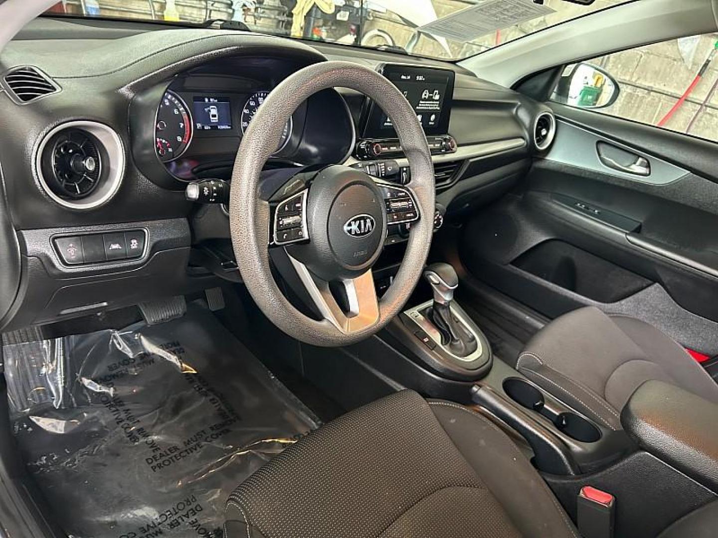 2021 WHITE Kia Forte (3KPF24AD1ME) with an 4-Cyl 2.0 Liter engine, Automatic IVT transmission, located at 412 Auto Vista Drive, Palmdale, 93551, (661) 945-0620, 34.592636, -118.136681 - Photo#9